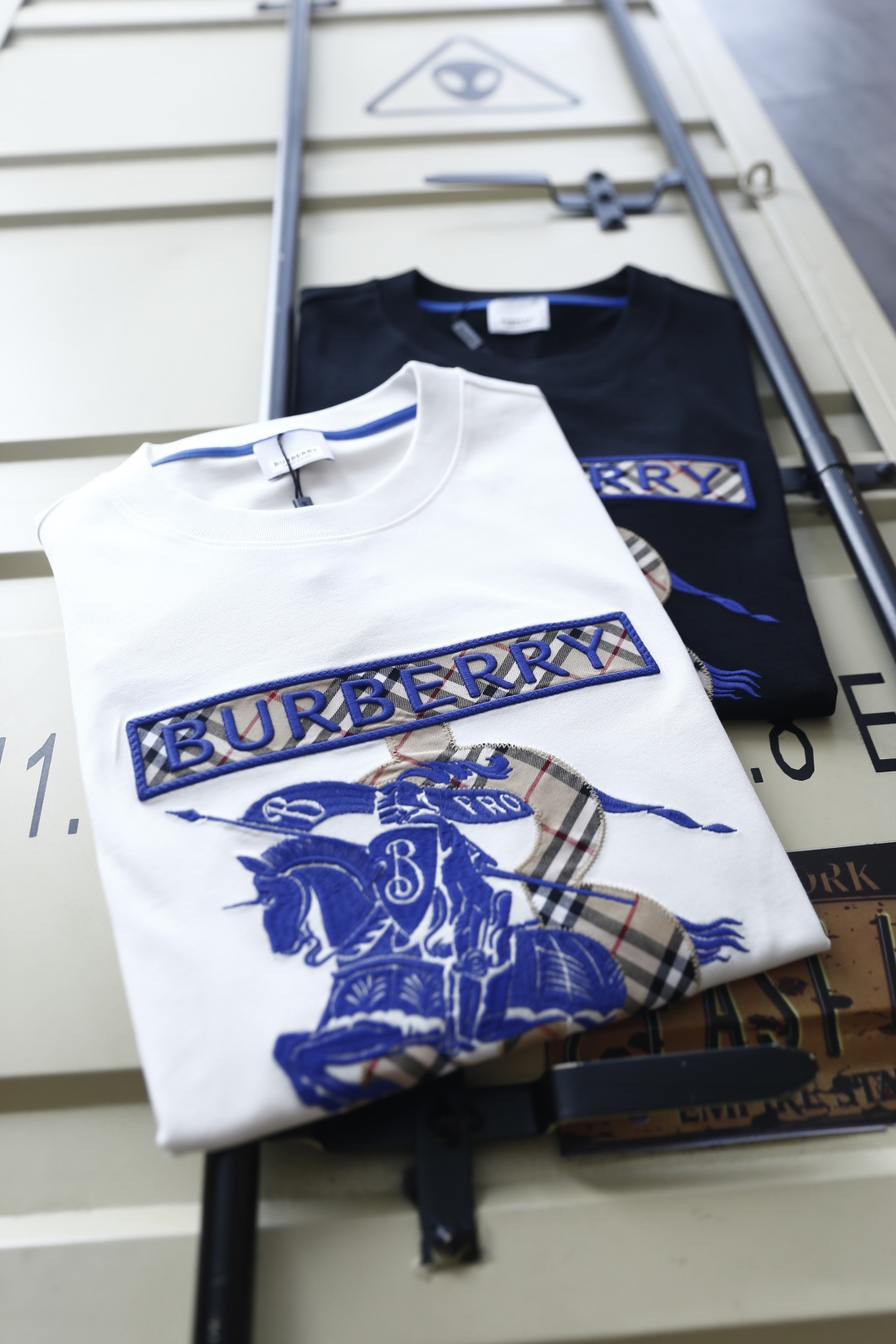 🔥巴宝莉.26夏季新品！时尚男士百搭经典圆领短袖👍领口内侧辅以撞色饰条。正面拼接格纹织带搭配骑士主题刺绣