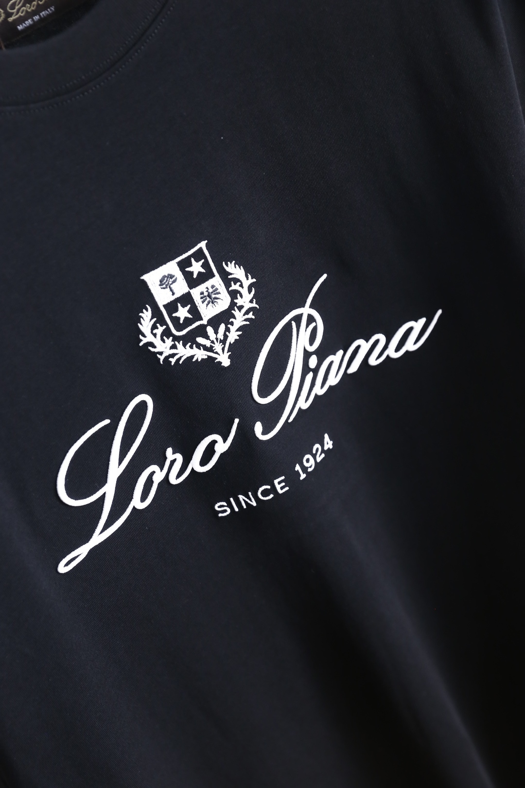 🔥Loro Piana.26夏季新品！时尚男士百搭简约圆领短袖👍衣身饰有盾形徽章纹样，搭配流畅花体字样与