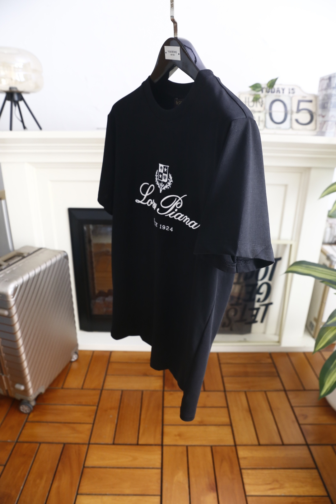 🔥Loro Piana.26夏季新品！时尚男士百搭简约圆领短袖👍衣身饰有盾形徽章纹样，搭配流畅花体字样与