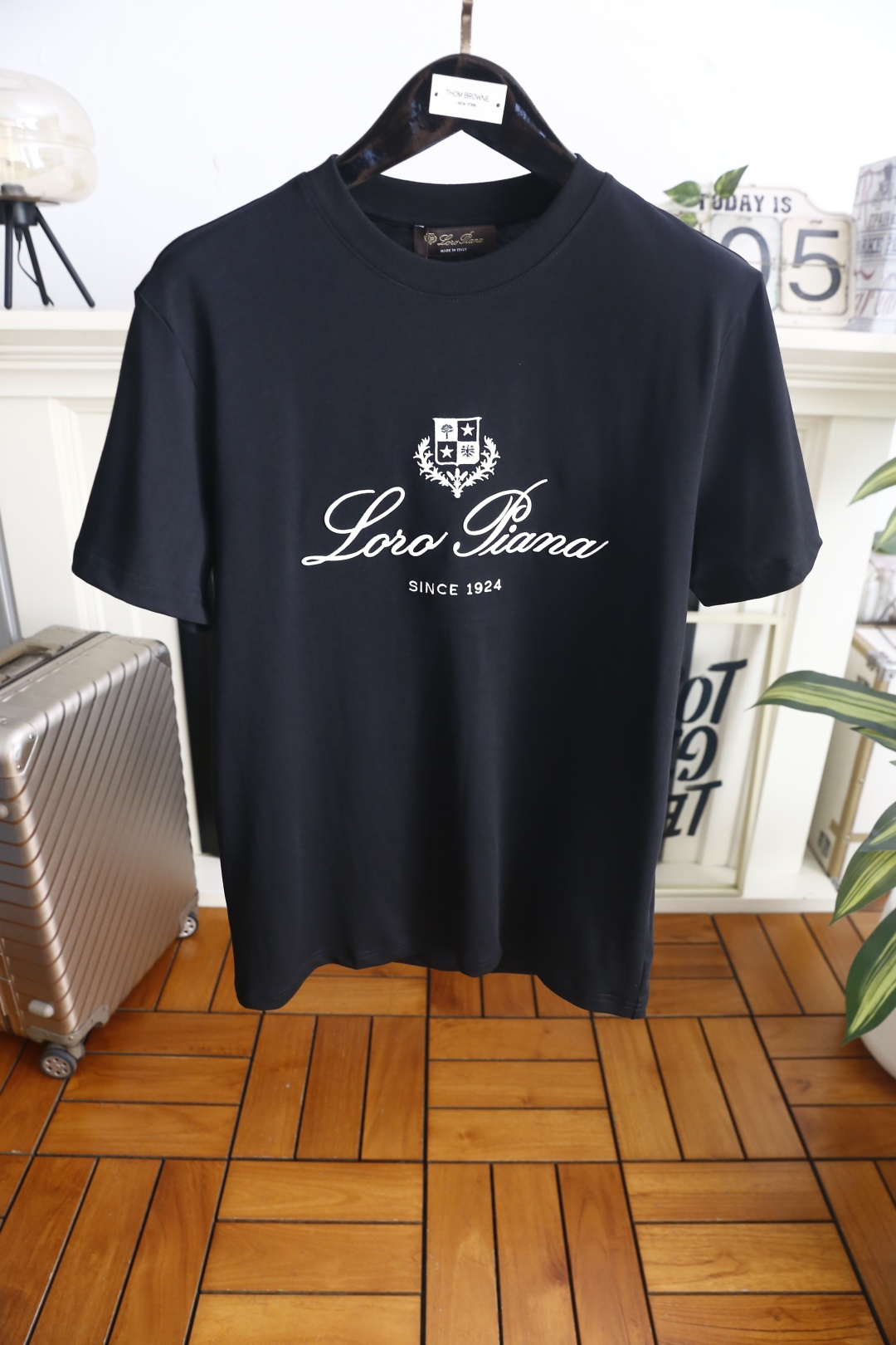 🔥Loro Piana.26夏季新品！时尚男士百搭简约圆领短袖👍衣身饰有盾形徽章纹样，搭配流畅花体字样与