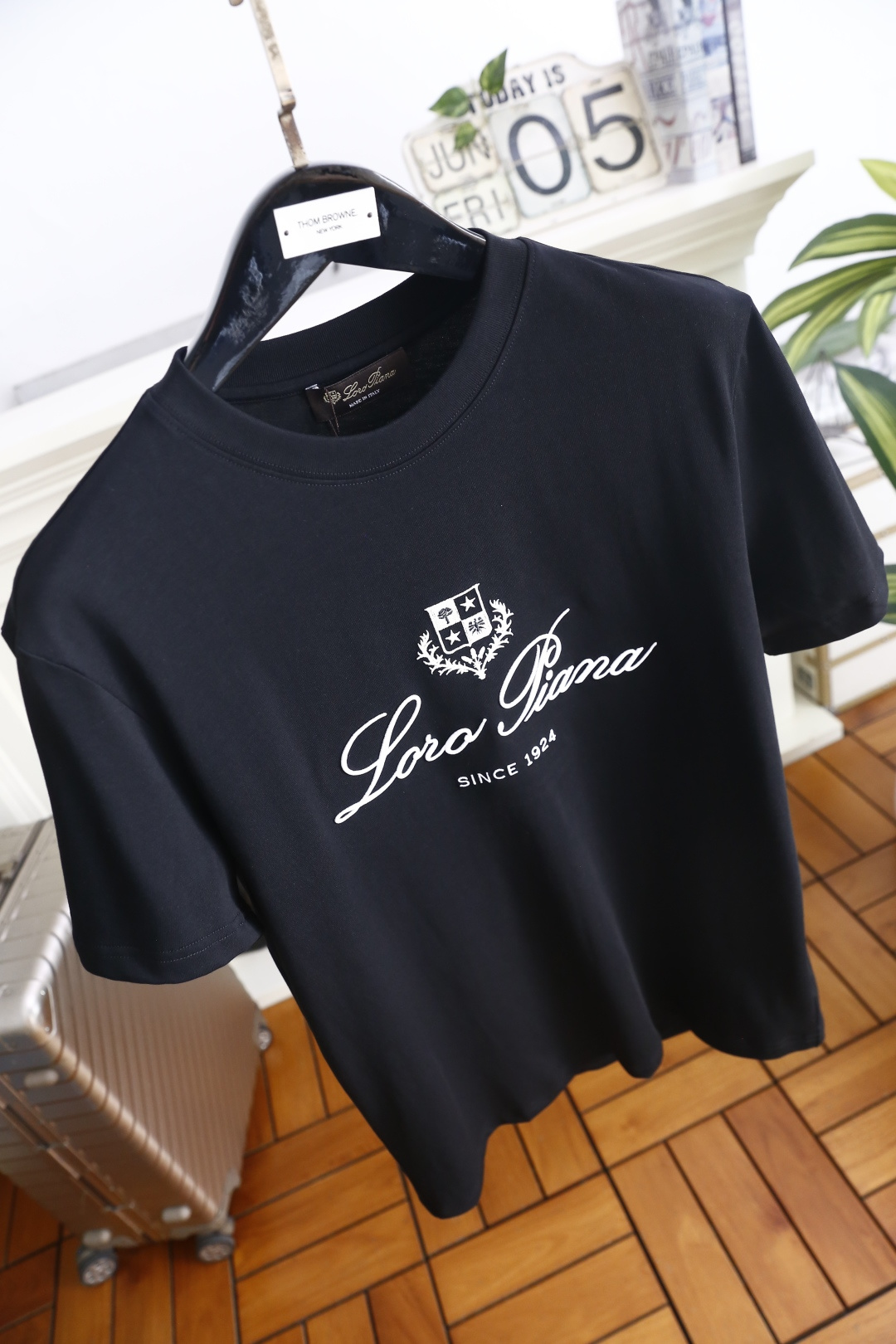🔥Loro Piana.26夏季新品！时尚男士百搭简约圆领短袖👍衣身饰有盾形徽章纹样，搭配流畅花体字样与