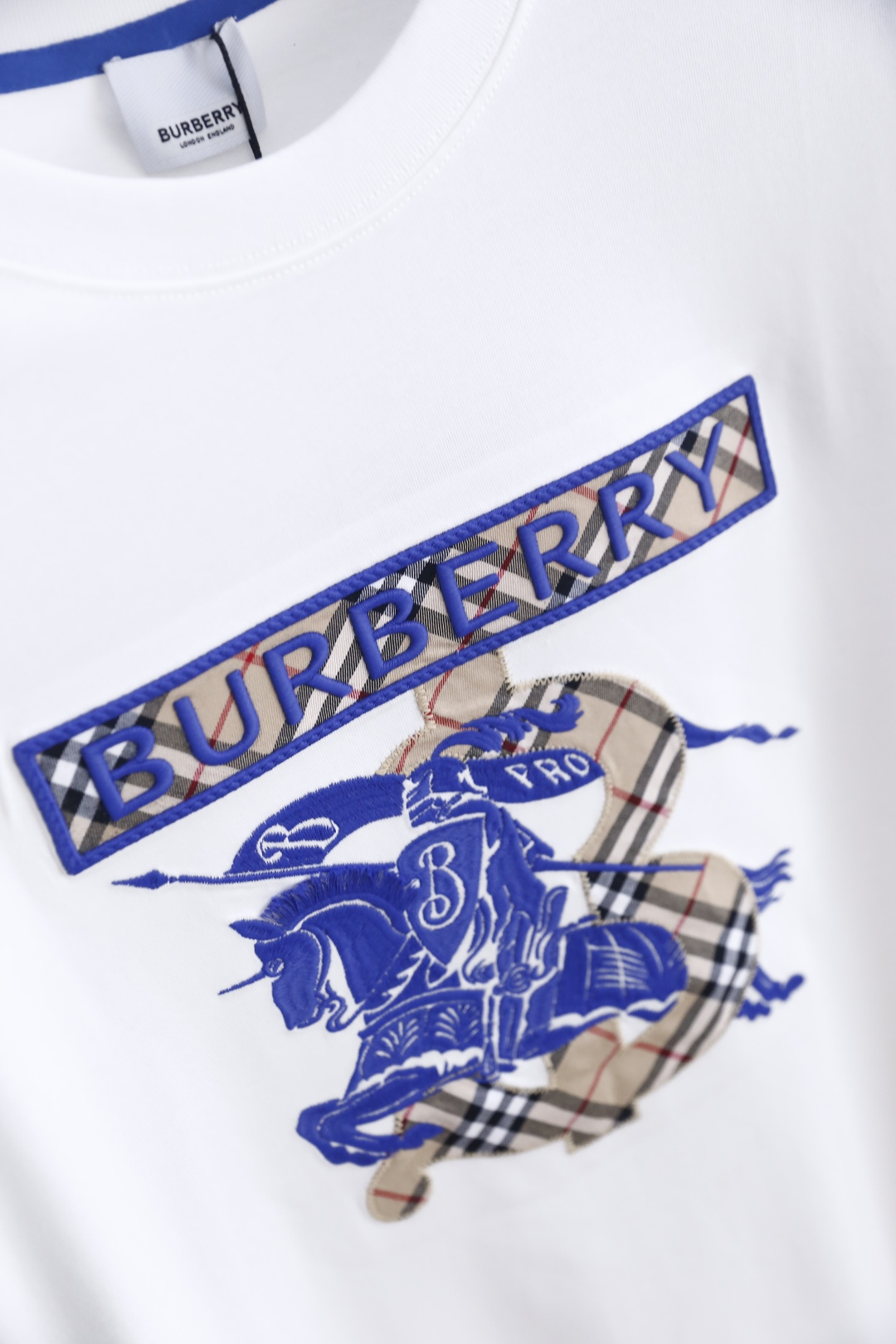 🔥巴宝莉.26夏季新品！时尚男士百搭经典圆领短袖👍领口内侧辅以撞色饰条。正面拼接格纹织带搭配骑士主题刺绣