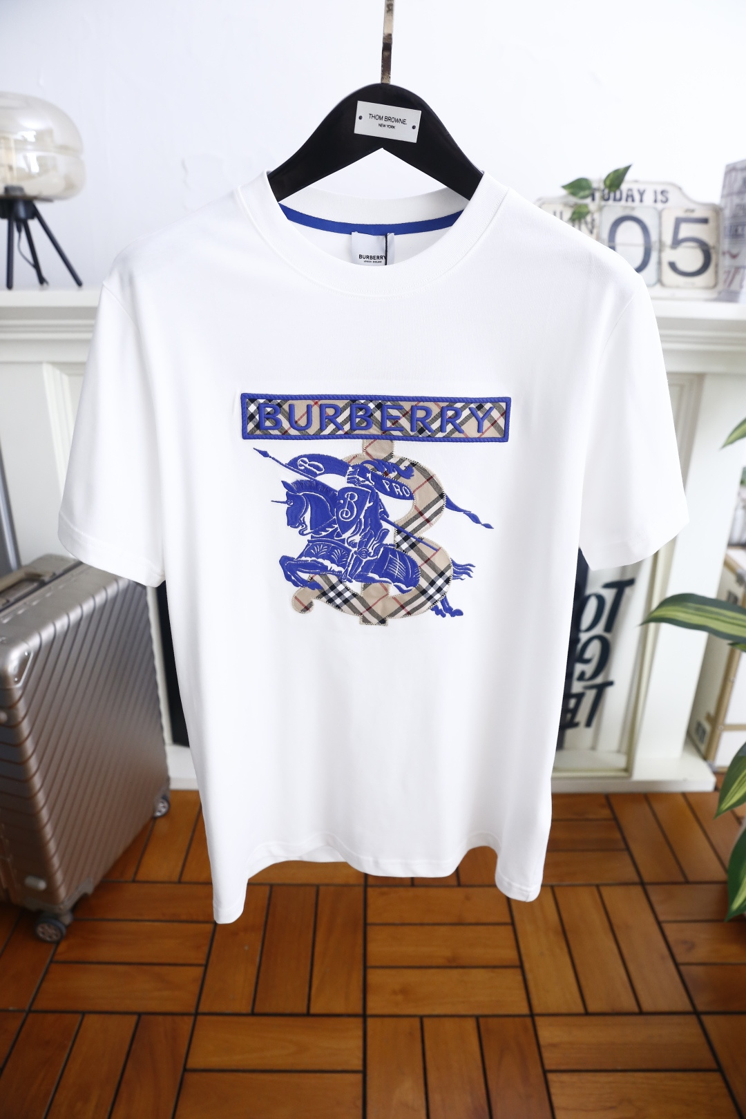 🔥巴宝莉.26夏季新品！时尚男士百搭经典圆领短袖👍领口内侧辅以撞色饰条。正面拼接格纹织带搭配骑士主题刺绣