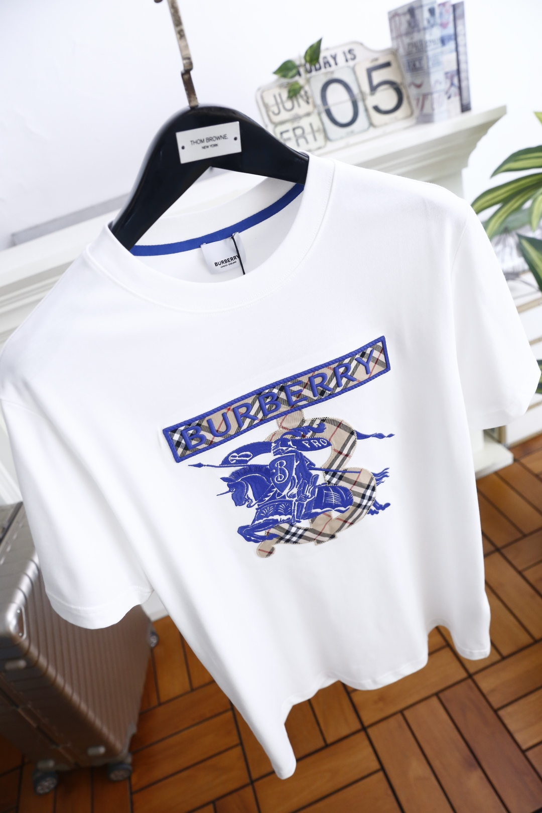 🔥巴宝莉.26夏季新品！时尚男士百搭经典圆领短袖👍领口内侧辅以撞色饰条。正面拼接格纹织带搭配骑士主题刺绣