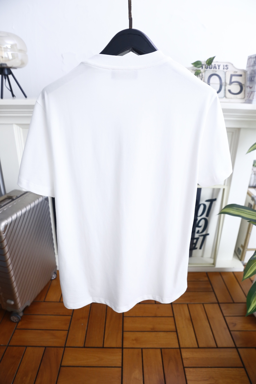 🔥Loro Piana.26夏季新品！时尚男士百搭简约圆领短袖👍衣身饰有盾形徽章纹样，搭配流畅花体字样与