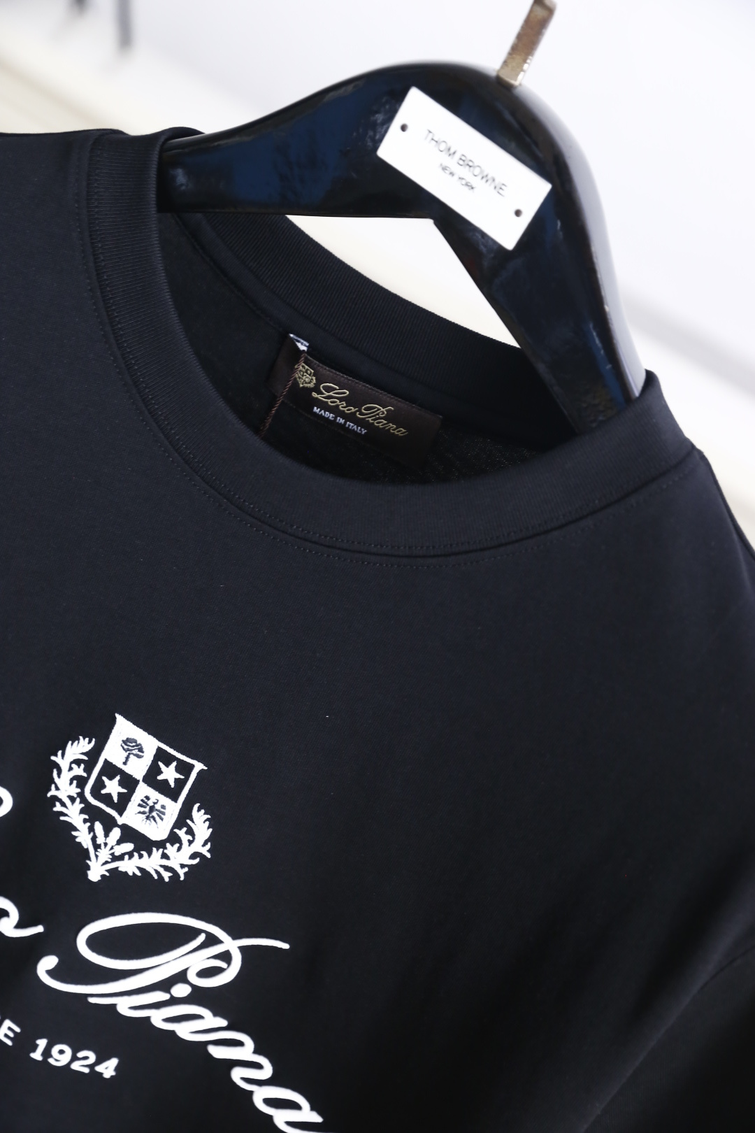 🔥Loro Piana.26夏季新品！时尚男士百搭简约圆领短袖👍衣身饰有盾形徽章纹样，搭配流畅花体字样与