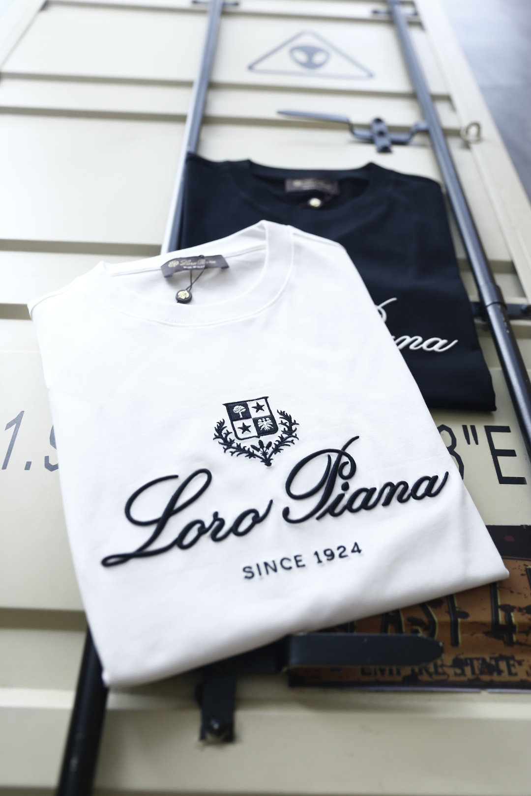 🔥Loro Piana.26夏季新品！时尚男士百搭简约圆领短袖👍衣身饰有盾形徽章纹样，搭配流畅花体字样与