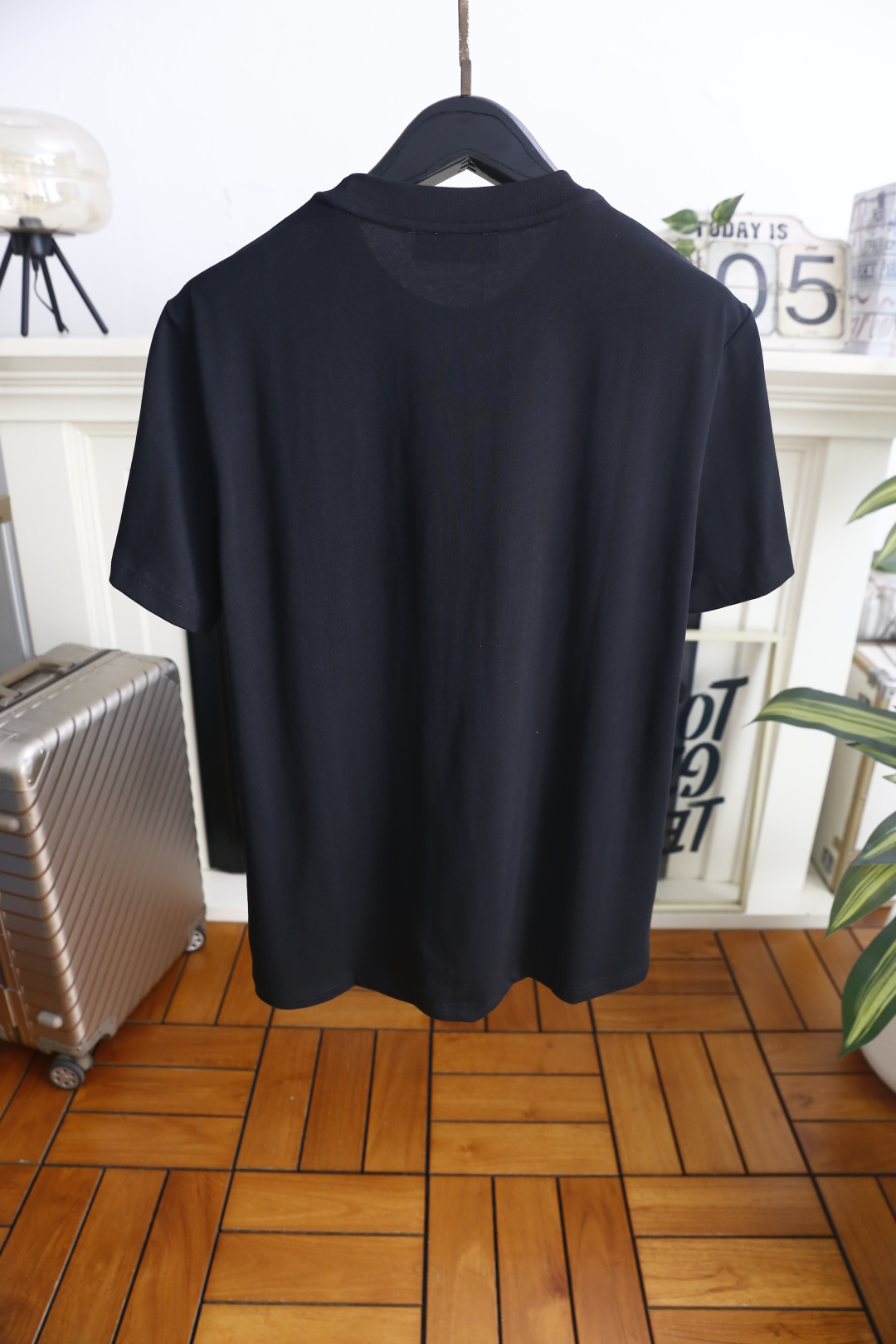 🔥Loro Piana.26夏季新品！时尚男士百搭简约圆领短袖👍衣身饰有盾形徽章纹样，搭配流畅花体字样与