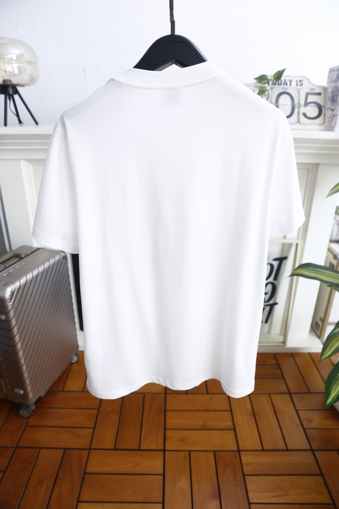 🔥巴宝莉.26夏季新品！时尚男士百搭经典圆领短袖👍领口内侧辅以撞色饰条。正面拼接格纹织带搭配骑士主题刺绣