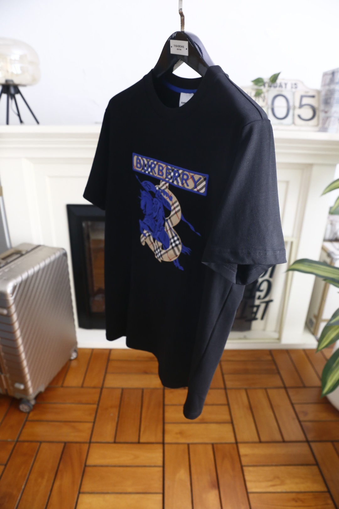 🔥巴宝莉.26夏季新品！时尚男士百搭经典圆领短袖👍领口内侧辅以撞色饰条。正面拼接格纹织带搭配骑士主题刺绣