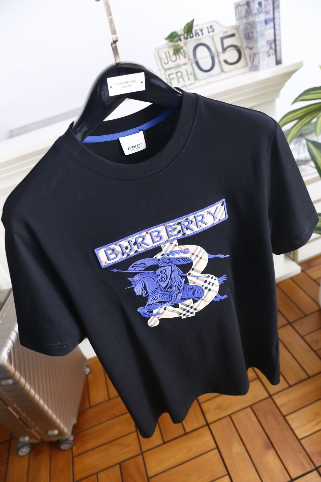 🔥巴宝莉.26夏季新品！时尚男士百搭经典圆领短袖👍领口内侧辅以撞色饰条。正面拼接格纹织带搭配骑士主题刺绣