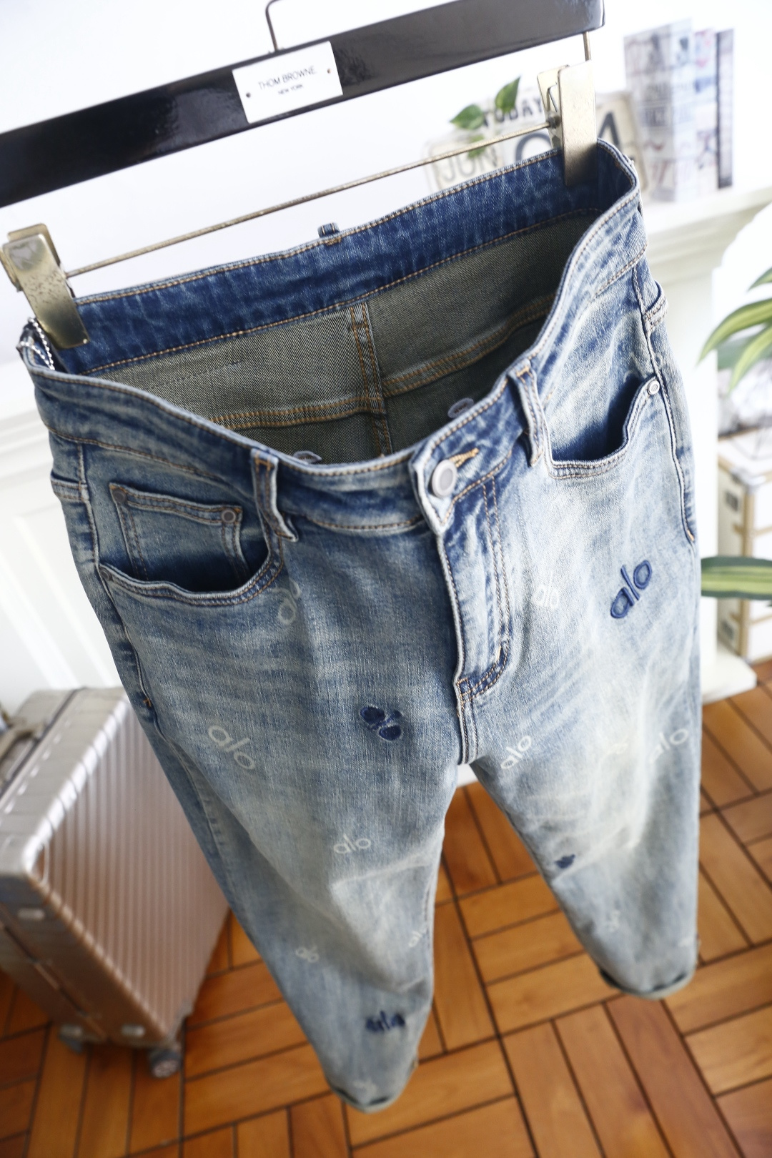 🔥alo.26夏季新品！时尚男士百搭牛仔裤👖采用经典的高腰设计，搭配宽松显瘦的哈伦版型，裤脚可随心卷边打