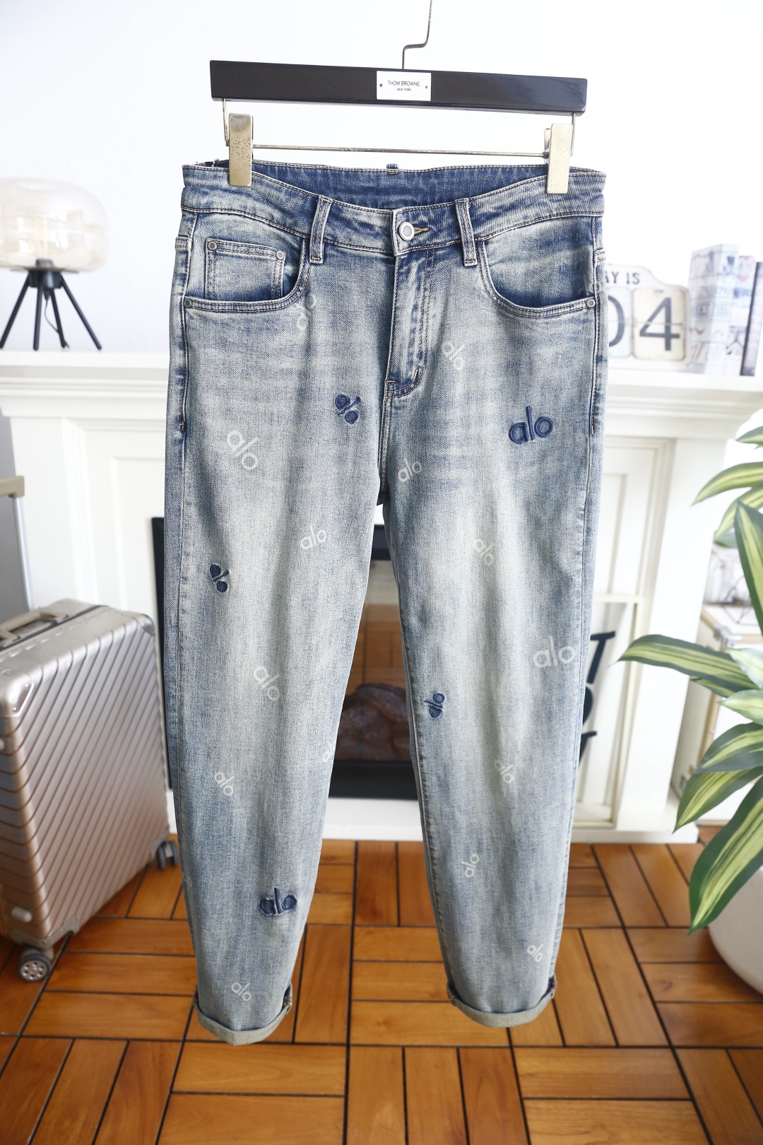 🔥alo.26夏季新品！时尚男士百搭牛仔裤👖采用经典的高腰设计，搭配宽松显瘦的哈伦版型，裤脚可随心卷边打