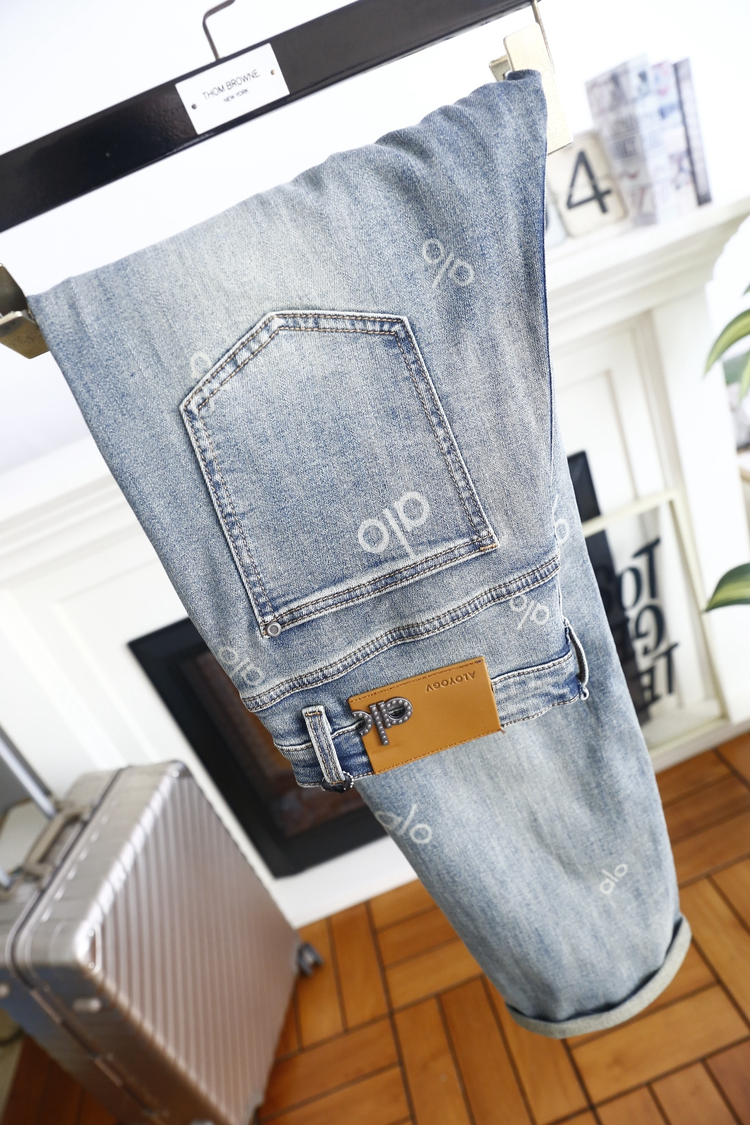 🔥alo.26夏季新品！时尚男士百搭牛仔裤👖采用经典的高腰设计，搭配宽松显瘦的哈伦版型，裤脚可随心卷边打