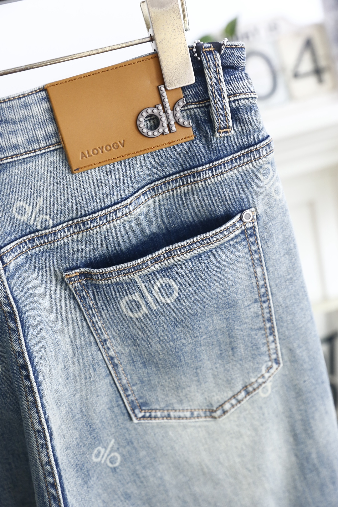 🔥alo.26夏季新品！时尚男士百搭牛仔裤👖采用经典的高腰设计，搭配宽松显瘦的哈伦版型，裤脚可随心卷边打