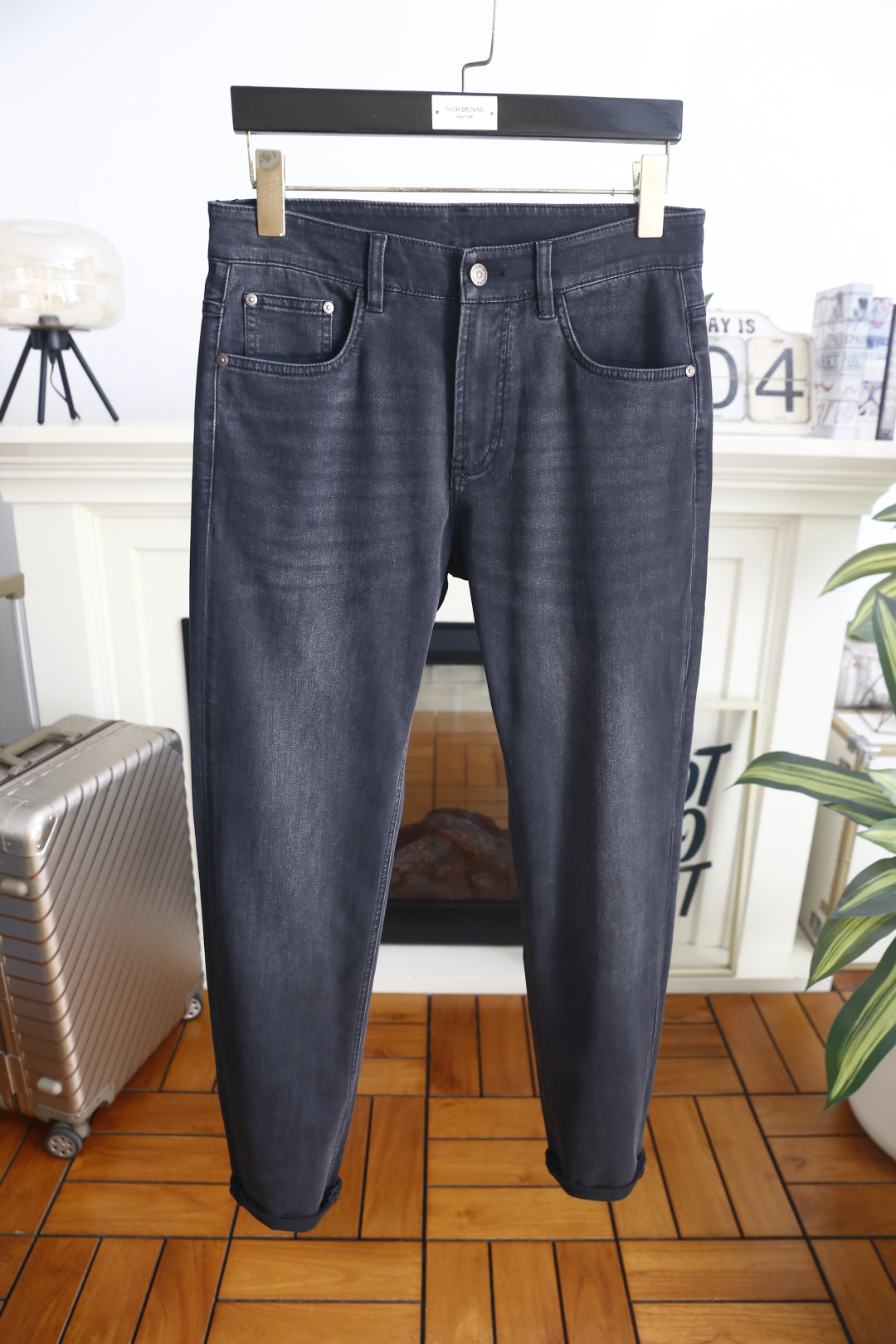 🔥华伦天奴.26夏季新品！时尚男士百搭牛仔裤👖利落裤线修饰身形，后袋专属标识刺绣与腰头皮标呼应，细节精致