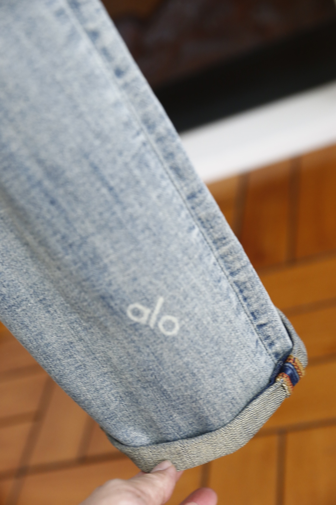 🔥alo.26夏季新品！时尚男士百搭牛仔裤👖采用经典的高腰设计，搭配宽松显瘦的哈伦版型，裤脚可随心卷边打