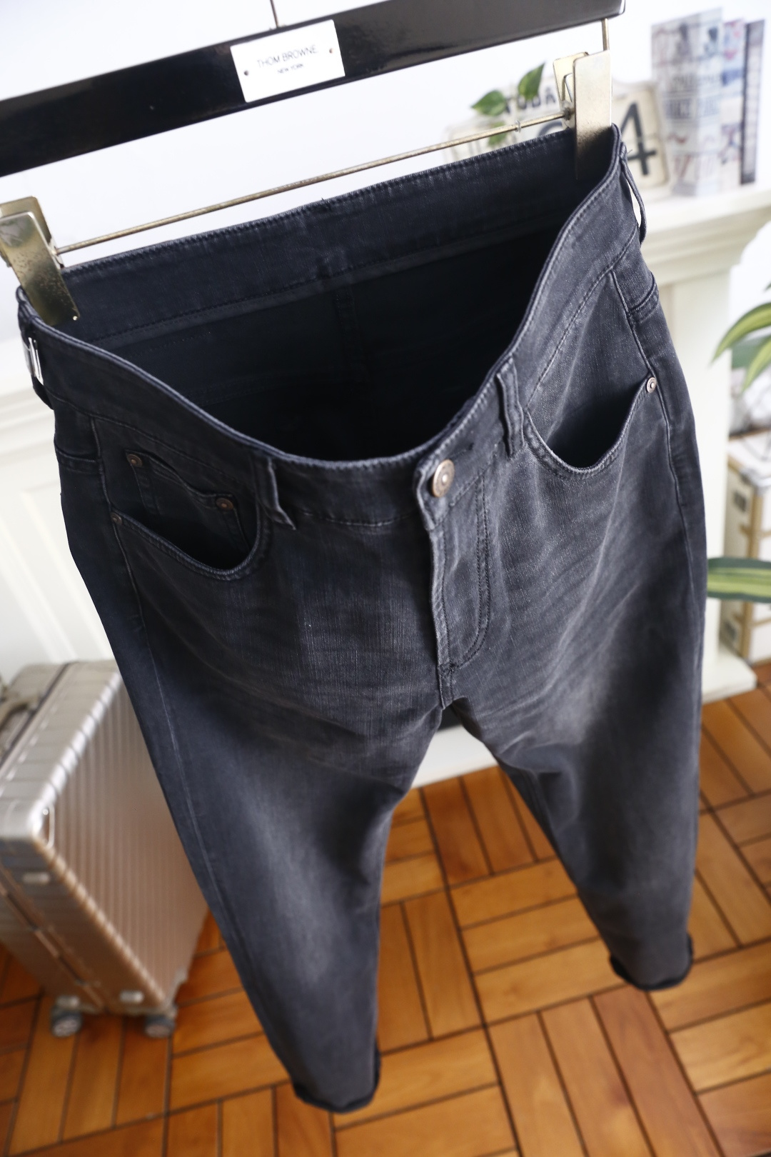 🔥华伦天奴.26夏季新品！时尚男士百搭牛仔裤👖利落裤线修饰身形，后袋专属标识刺绣与腰头皮标呼应，细节精致