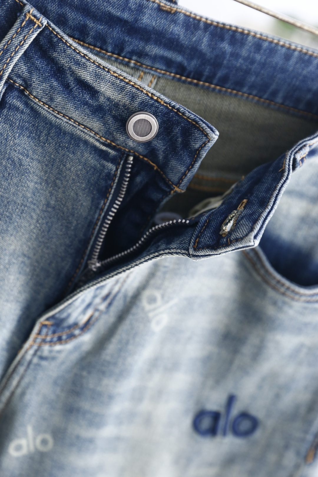 🔥alo.26夏季新品！时尚男士百搭牛仔裤👖采用经典的高腰设计，搭配宽松显瘦的哈伦版型，裤脚可随心卷边打