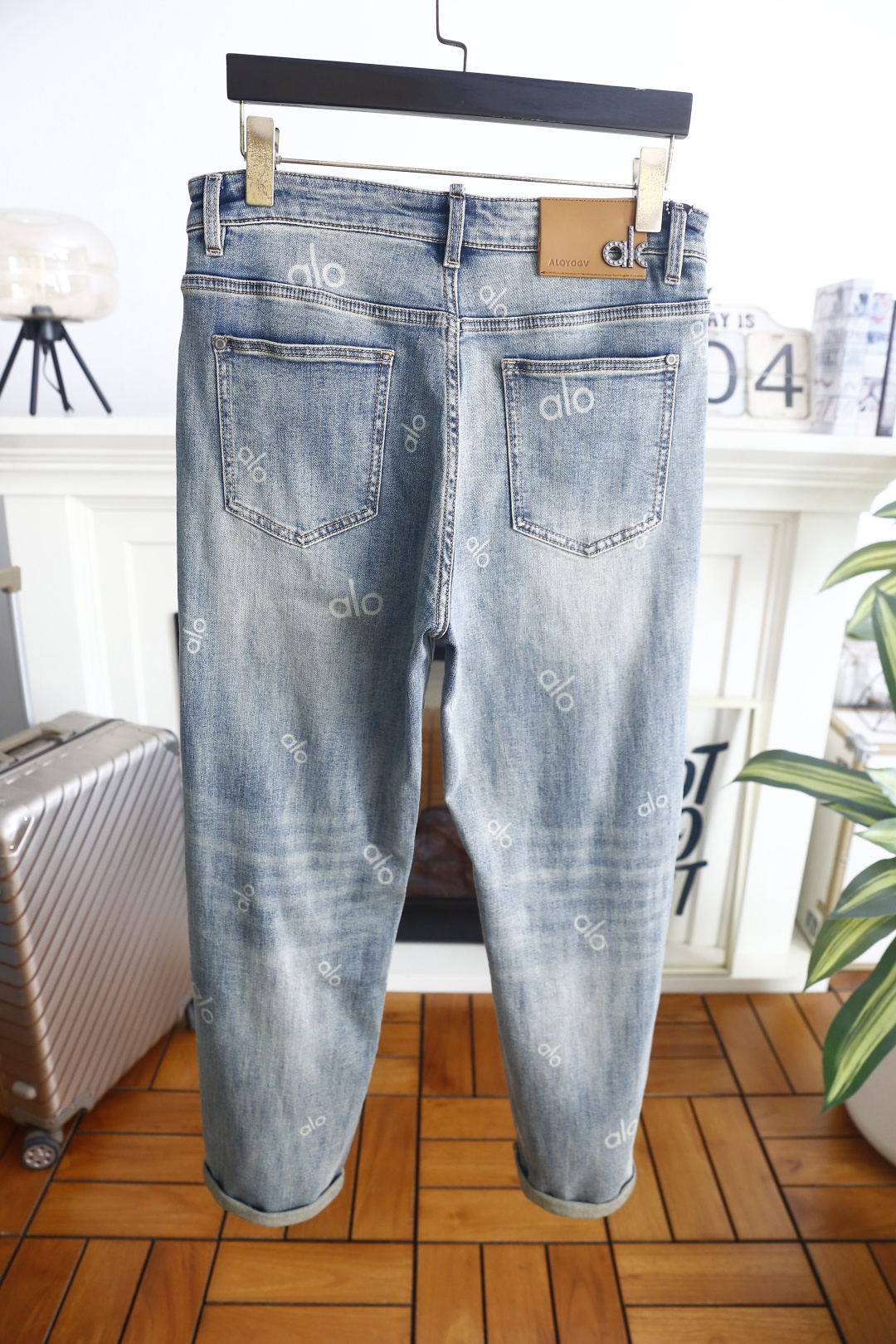 🔥alo.26夏季新品！时尚男士百搭牛仔裤👖采用经典的高腰设计，搭配宽松显瘦的哈伦版型，裤脚可随心卷边打