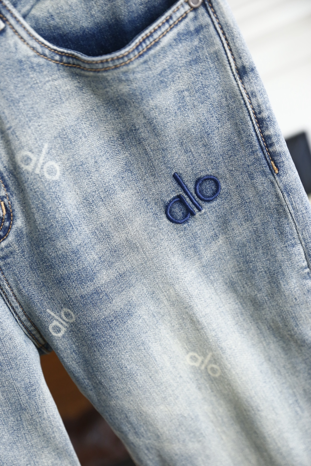 🔥alo.26夏季新品！时尚男士百搭牛仔裤👖采用经典的高腰设计，搭配宽松显瘦的哈伦版型，裤脚可随心卷边打