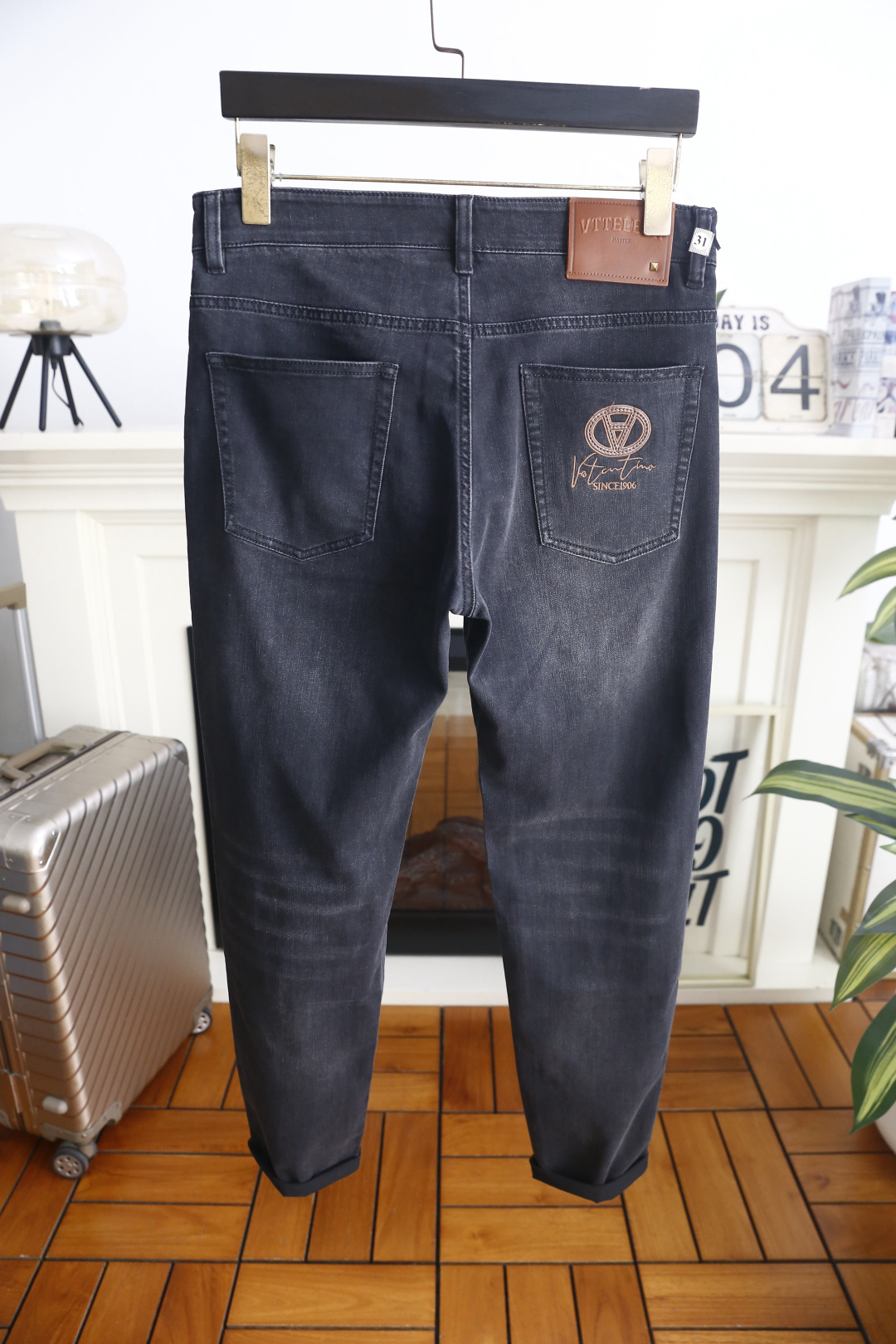🔥华伦天奴.26夏季新品！时尚男士百搭牛仔裤👖利落裤线修饰身形，后袋专属标识刺绣与腰头皮标呼应，细节精致