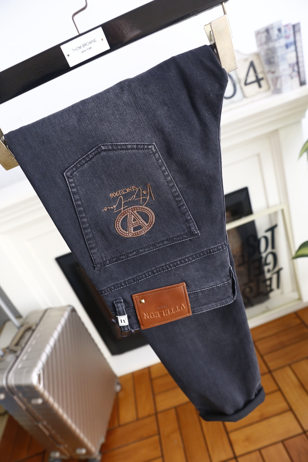 🔥华伦天奴.26夏季新品！时尚男士百搭牛仔裤👖利落裤线修饰身形，后袋专属标识刺绣与腰头皮标呼应，细节精致
