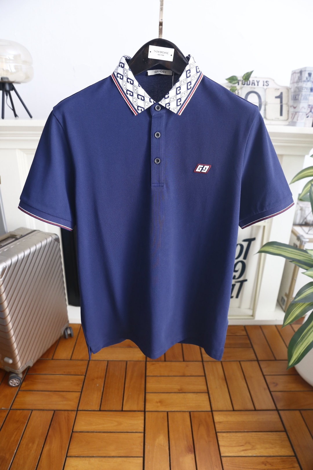 🔥古驰.26夏季新品！时尚男士百搭短袖👍领部满印复古纹样，搭配撞色细边勾勒层次，经典翻领配三粒扣门襟利落