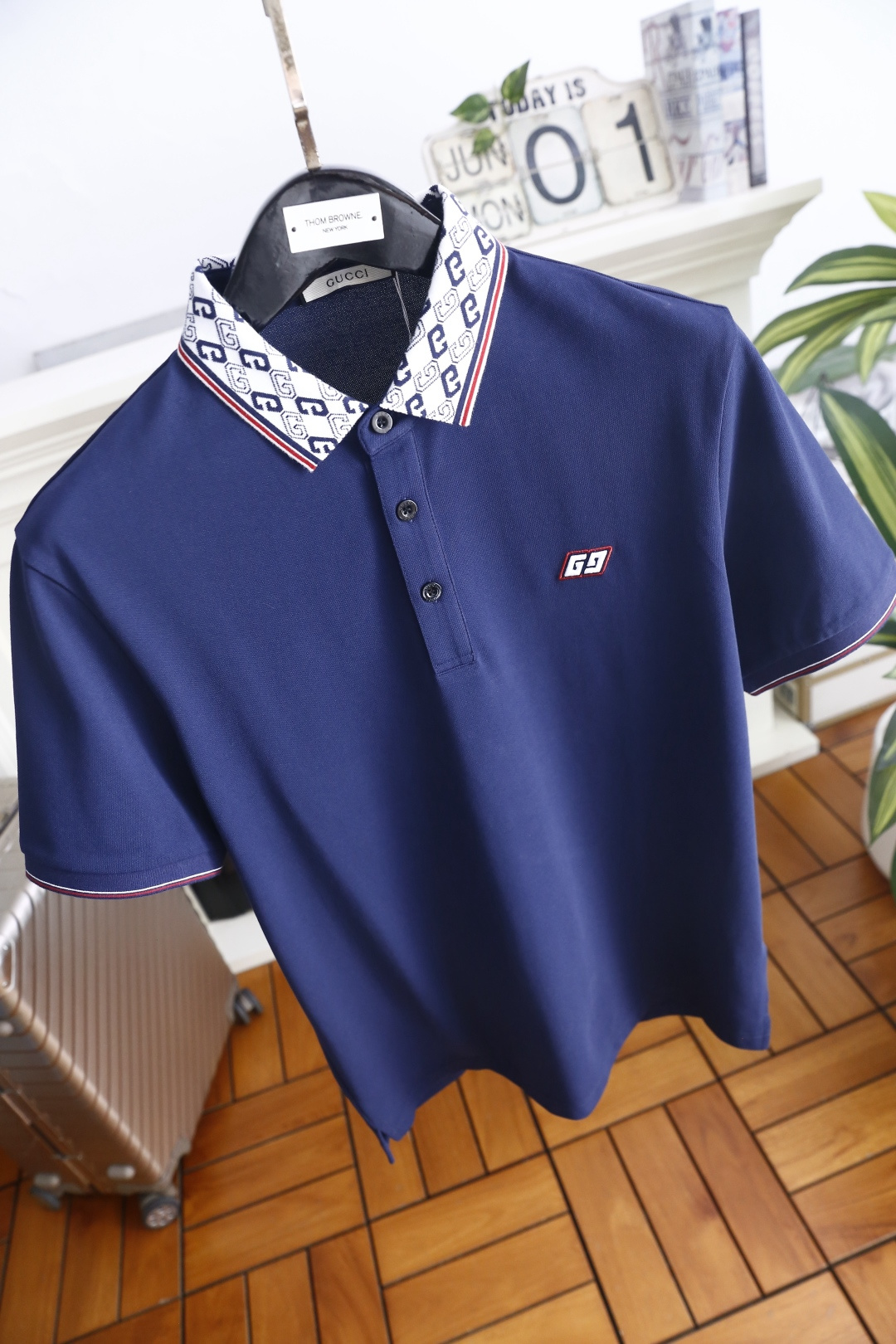 🔥古驰.26夏季新品！时尚男士百搭短袖👍领部满印复古纹样，搭配撞色细边勾勒层次，经典翻领配三粒扣门襟利落
