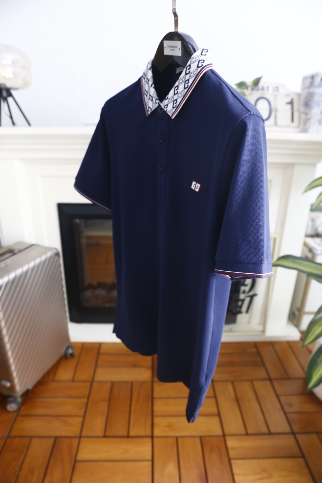 🔥古驰.26夏季新品！时尚男士百搭短袖👍领部满印复古纹样，搭配撞色细边勾勒层次，经典翻领配三粒扣门襟利落