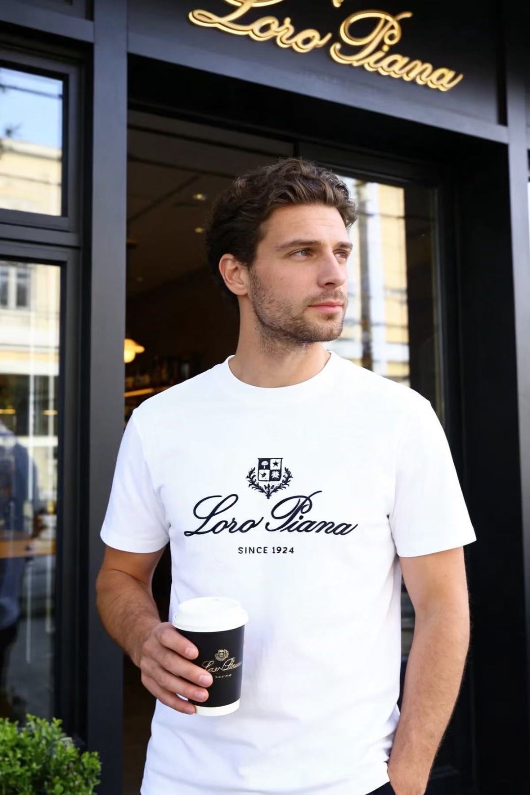 🔥Loro Piana.26夏季新品！时尚男士百搭简约圆领短袖👍衣身饰有盾形徽章纹样，搭配流畅花体字样与