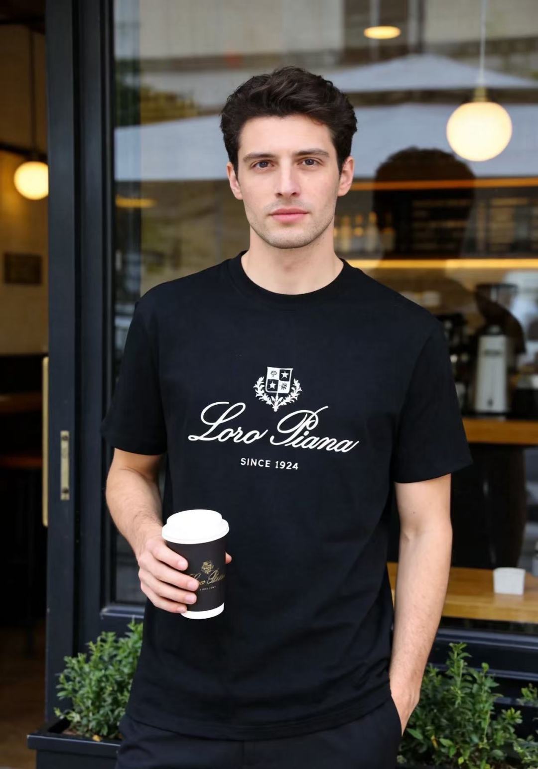 🔥Loro Piana.26夏季新品！时尚男士百搭简约圆领短袖👍衣身饰有盾形徽章纹样，搭配流畅花体字样与