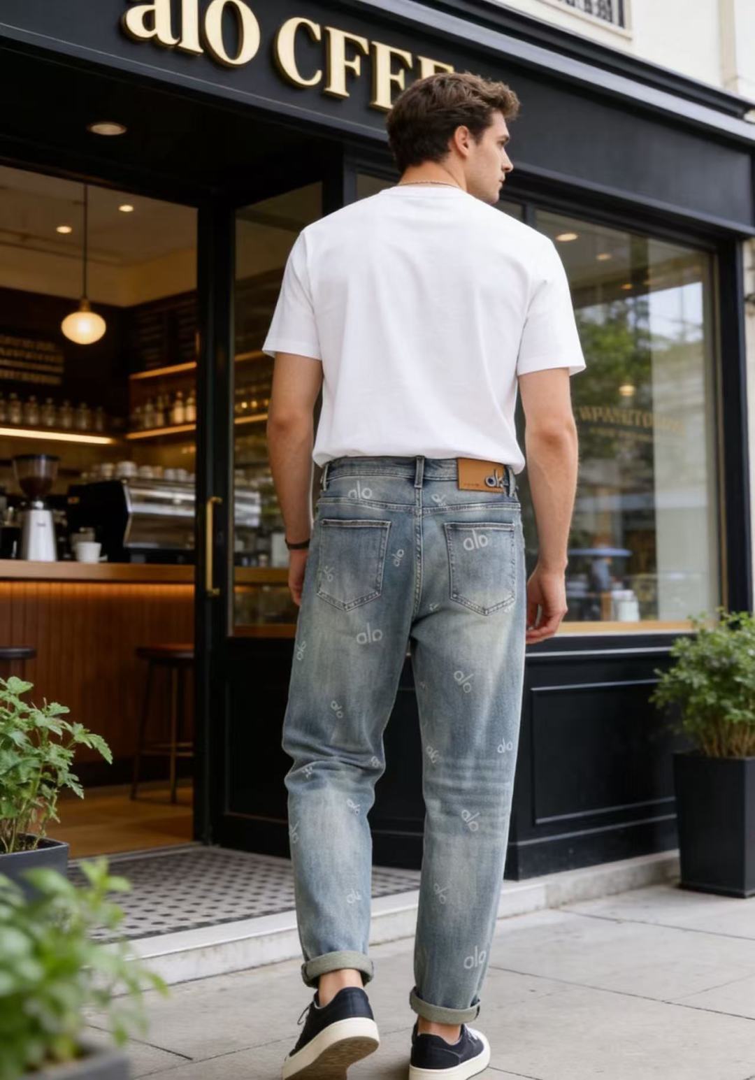 🔥alo.26夏季新品！时尚男士百搭牛仔裤👖采用经典的高腰设计，搭配宽松显瘦的哈伦版型，裤脚可随心卷边打