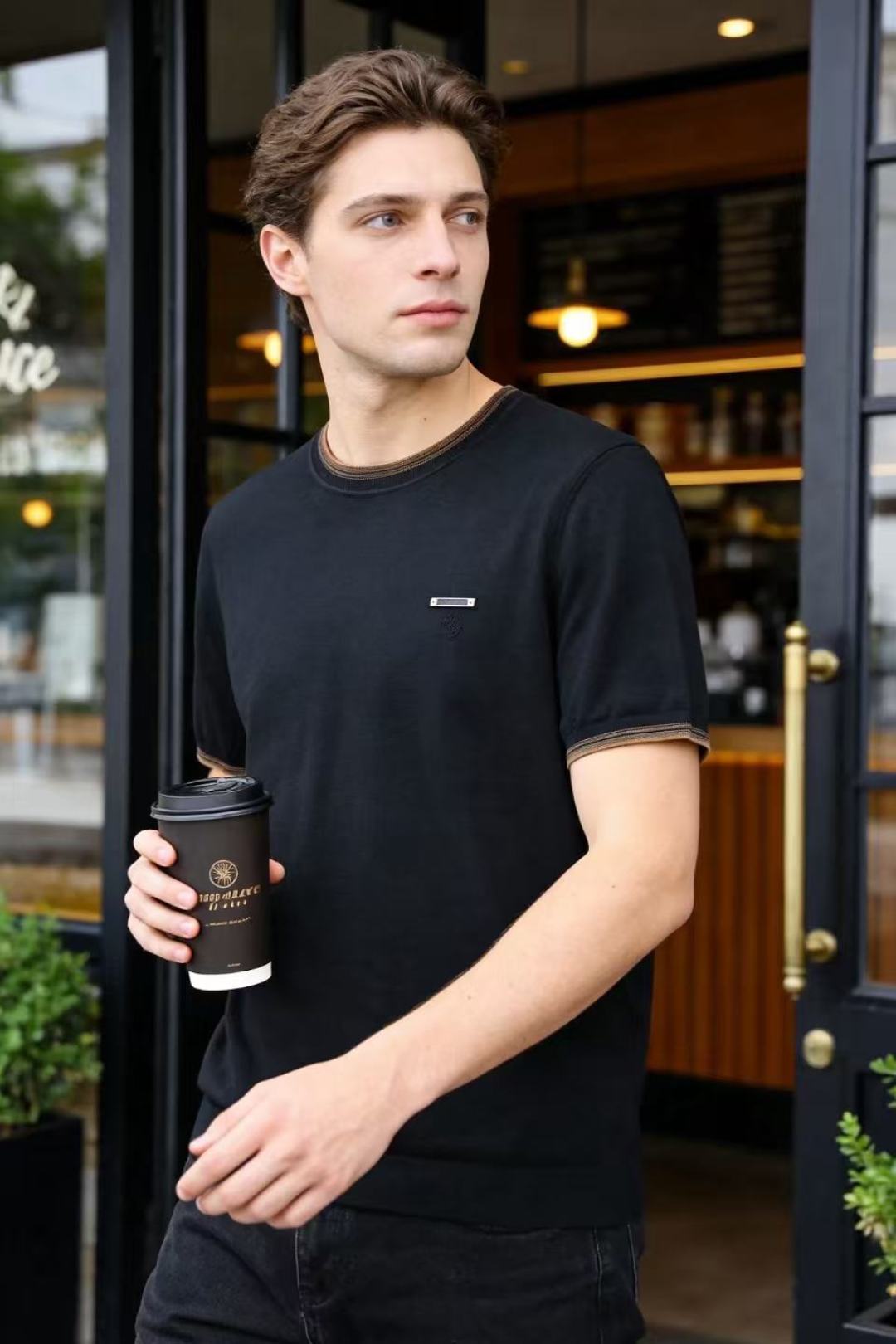 NO:903110,LP. 26 new summer products!  Fashionable men's round neck short sleeves, contrasting striped ribbed collar and cuffs echo each other, with exquisite details. The left chest is equipped with a small metal sign with a concealed logo, which is low-key and unobtrusive. Fitted straight cut, the overall shape is clean and neat, without unnecessary complicated designs, taking into account both casual daily and light business occasions, it is easy to create a calm and simple men's outfit!  Sizes 48-56, shipped next day!  ,,loro piana,T-shirt,19860909LP. 26夏季新品！时尚男士圆领短袖撞色条纹罗纹领口与袖口相互呼应,细节精致考究.左胸配有金属小标牌搭配暗压标识,低调内敛不张扬.合身直筒剪裁,整体版型干净利落,没有多余繁杂设计,兼顾休闲日常与轻商务场合,轻松打造沉稳简约的男士穿搭！尺码48-56,隔天出货！,,loro piana,T-shirt,,Men's clothing
