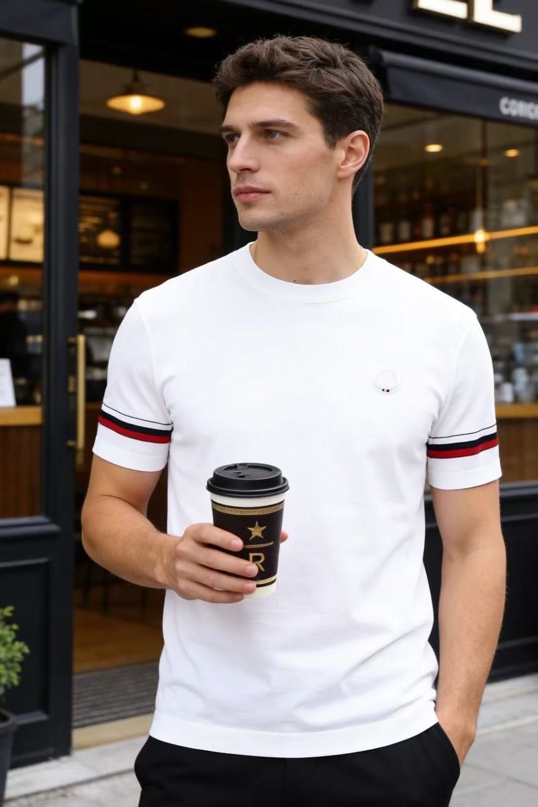NO:903062,Mengkou. 26 new summer products!  Fashionable men's all-match short-sleeved and exquisite round-neck version fits the neck, and the fit is cut to make the upper body neat and decent. The cuffs are decorated with contrasting stripes, and there is a small embroidered logo on the chest. The details are simple and elegant. The overall version is clean and elegant, without unnecessary complicated designs. It is suitable for casual and light business scenes. It can be easily matched with various types of trousers to create a refreshing and neat daily look for men!  48-56, shipped the next day!  ,,Moncler,T-shirt,19860909蒙口. 26夏季新品！时尚男士百搭短袖精致圆领版型贴合脖颈,合身剪裁上身利落得体.袖口点缀撞色条纹,胸口带有小巧刺绣标识,细节简约考究.整体版型干净大方,没有多余繁杂设计,适配休闲与轻商务场景,轻松搭配各类裤装,打造清爽利落的男士日常造型！48-56,隔天出货！,,Moncler,T-shirt,,Men's clothing
