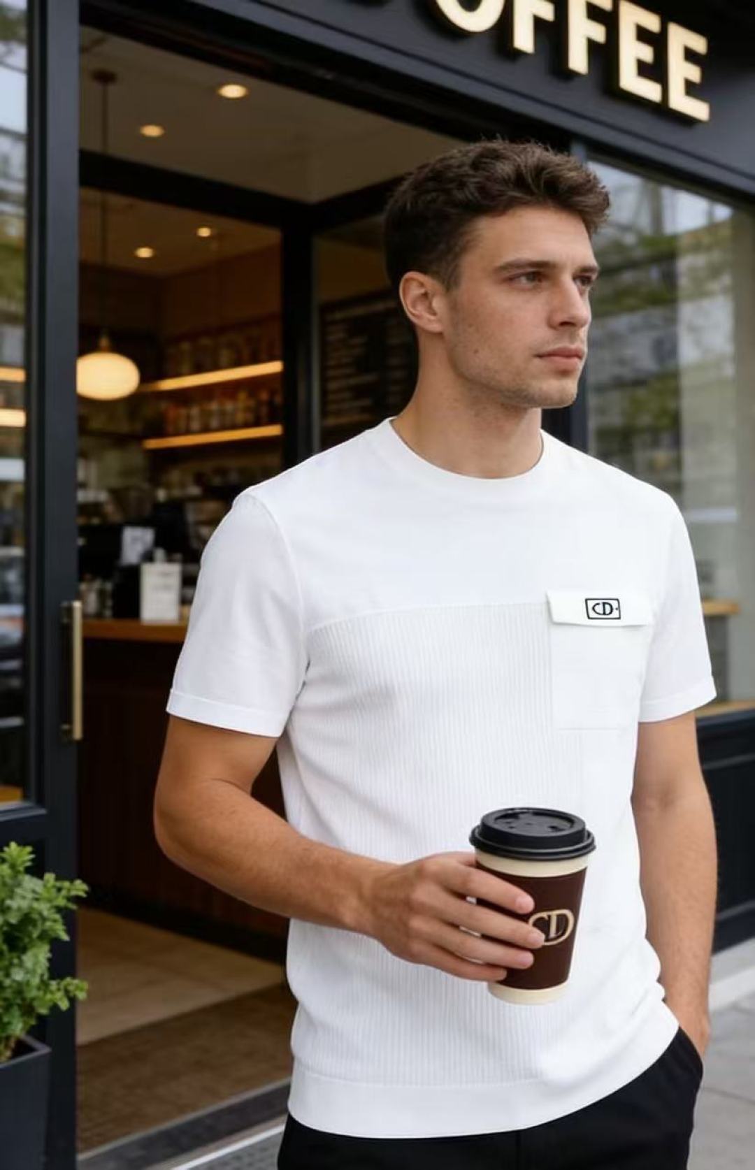 NO:903126,Dior. 26 new summer products!  Fashionable men's all-match short-sleeved classic round neck fits the neck line. The body adopts a spliced ​​structure design, and the vertical grooved texture of the lower half enhances the three-dimensional effect. The chest is embellished with logo cloth, and the details are exquisite. The fit is straight and the upper body is neat and not bloated. The overall style is simple and elegant, suitable for all kinds of trousers, and can easily create daily casual and light business looks!  Sizes 48-56, shipped next day!  ,,dior,T-shirt,19860909迪奥. 26夏季新品！时尚男士百搭短袖经典圆领贴合颈部线条,衣身采用拼接结构设计,下半部分竖坑条肌理提升立体感.胸前带有标识布标点缀,细节精致,合身直筒剪裁上身利落不臃肿.整体简约大气,适配各类裤装,轻松打造日常休闲与轻商务造型！尺码48-56,隔天出货！,,dior,T-shirt,,Men's clothing