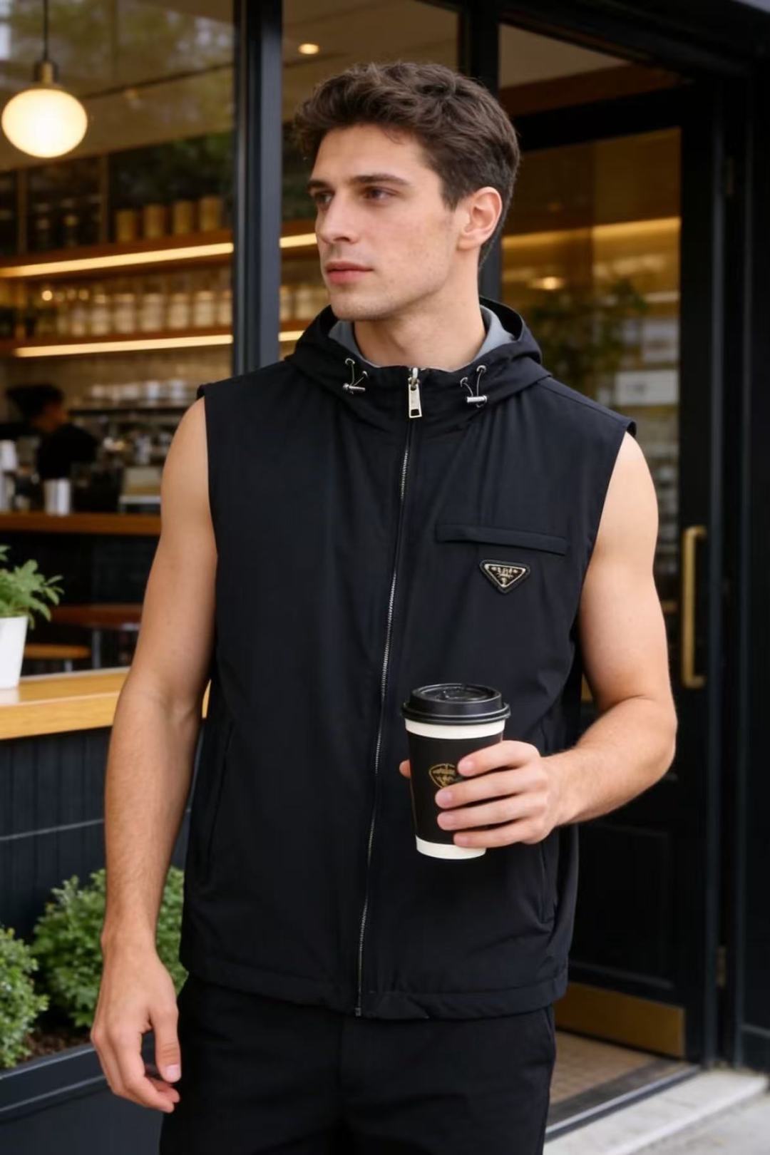NO:903106,Prada. 26 new summer products!  The fashionable men's hooded sleeveless vest is designed to be reversible. It has a fully open zipper structure on the front, and the hood is equipped with a metal drawstring that can be tightened freely. There is a patch pocket on the chest, with a classic triangle logo, and practical pockets on both sides. The style is loose and neat, and the styles on both sides are different from each other. It is very practical to wear in one garment, and is suitable for layering or wearing alone!  Sizes 48-58, shipped next day!  ,,prada,hats,19860909普拉达. 26夏季新品！时尚男士连帽无袖马甲为双面可穿设计,正面是全开拉链结构,帽子配有金属抽绳可以自由收紧.胸前设有贴袋,搭配经典三角标牌,两侧还有实用插袋.版型宽松利落,两面款式风格互不相同,一衣多穿实用性强,叠穿内搭或是单穿都很合适！尺码48-58,隔天出货！,,prada,hats,,Men's clothing