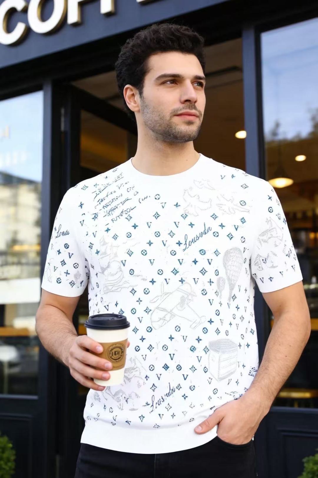 NO:903070,Louis Vuit*/LV. 26 new summer products!  Fashionable men's classic round neck short-sleeved knitted T-shirt. The body is covered with hand-painted patterns, matched with letters and brand patterns, and the printing is rich in layers. The fit is smooth and the lines are smooth. The ribbed round neck is stable and not easy to deform. The cuffs and hem are made flat. The overall style has both trendy texture and stable temperament, making it easy to adapt to a variety of daily occasions!  Sizes 48-56, shipped next day!  ,,louis vuitton,louis vuitton,T-shirt,tees,t-shirt,19860909路易威*/LV. 26夏季新品！时尚男士经典圆领短袖针织T恤,衣身布满手绘风图案,搭配字母与品牌纹样,印花层次丰富.合身剪裁线条流畅,罗纹圆领稳固不易变形,袖口与下摆做工平整,整体兼具潮流质感与稳重气质,轻松适配多种日常场合！尺码48-56,隔天出货！,,louis vuitton,louis vuitton,T-shirt,tees，t-shirt,,Men's clothing