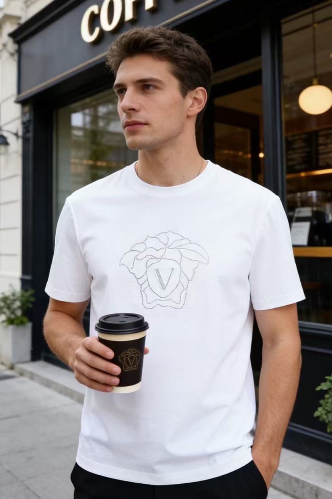NO:903086,Versace. 26 new summer products!  Fashionable men's classic round neck short-sleeved T-shirt, with a loose fit and neat tailoring. The chest is made of exquisite hot-drilling technology to create an iconic pattern. The details are exquisite and eye-catching, low-key and full of texture. The cuffs and edges are smooth, and the overall design is simple and elegant. It can be easily adapted to all kinds of daily wear, and the upper body shows a neat temperament!  Sizes 48-56, shipped next day!  ,,versace,T-shirt,tees,t-shirt,19860909范思哲. 26夏季新品！时尚男士经典圆领短袖T恤,版型宽松合身,剪裁工整利落.胸前采用精致烫钻工艺打造标志性图案,细节精致亮眼,低调又富有质感.袖口与衣边走线平整,整体设计简约大气,轻松适配各类日常穿搭,上身尽显利落气质！尺码48-56,隔天出货！,,versace,T-shirt,tees，t-shirt,,Men's clothing