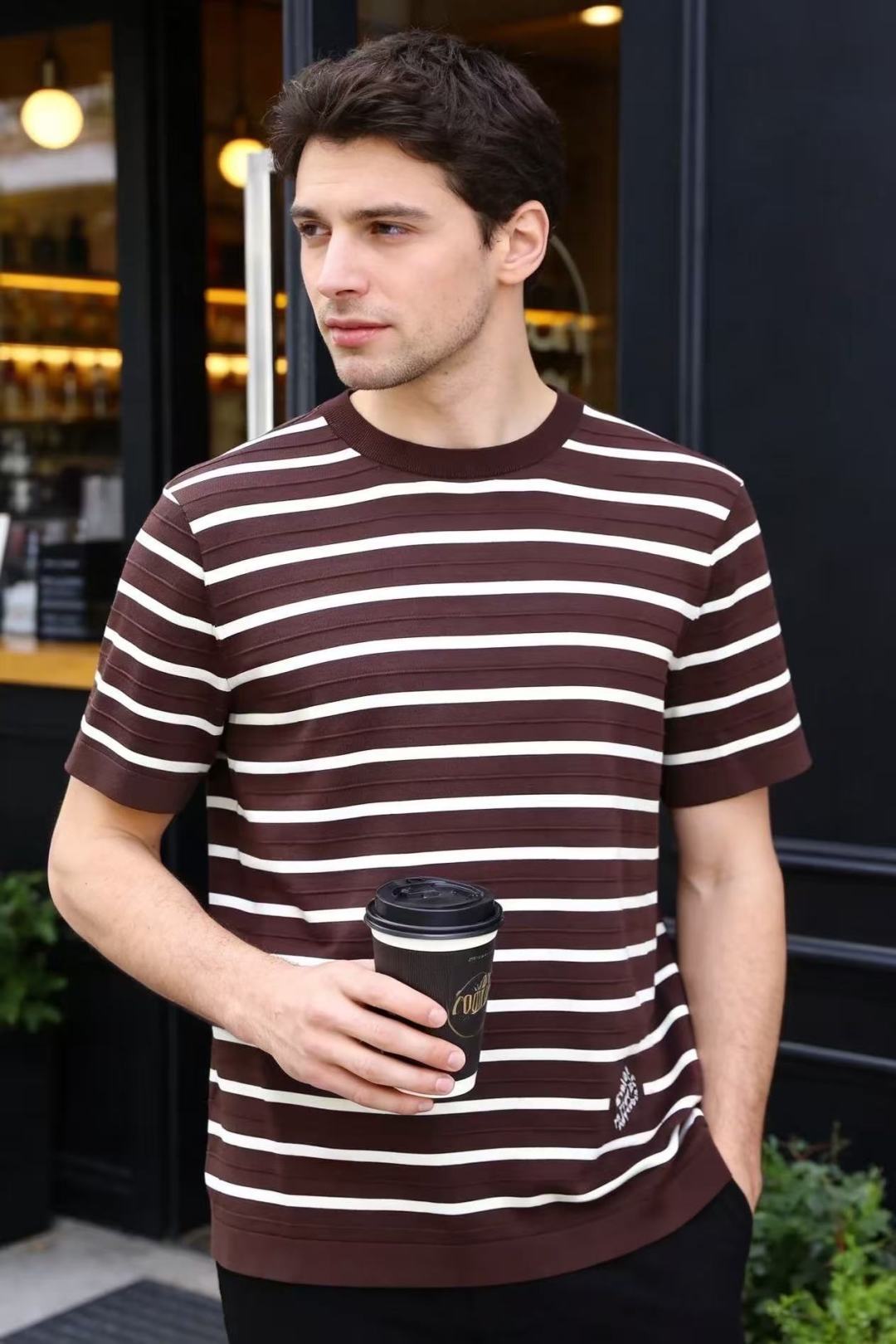 NO:903063,Louis Vuit*/LV. 26 new summer products!  Fashionable men's classic round neck short-sleeved T-shirt, with horizontal stripe design throughout, neat fit, simple and elegant lines. The neckline is neatly made, the cuffs are well-cut, and the hem is straight and not easy to deform. There is a small logo with exquisite letters on the hem of the body, and the details are exquisite. It can be easily controlled for daily commuting, simple and stylish!  Sizes 48-56, shipped next day!  ,,louis vuitton,louis vuitton,T-shirt,tees,t-shirt,19860909路易威*/LV. 26夏季新品！时尚男士经典圆领短袖T恤,整体采用横向条纹设计,版型利落合身,线条简洁大方.领口做工规整,袖口剪裁得体,衣摆平直不易变形.衣身下摆处带有精致字母小标识,细节考究,日常通勤出行都能轻松驾驭,简约又富有格调！尺码48-56,隔天出货！,,louis vuitton,louis vuitton,T-shirt,tees，t-shirt,,Men's clothing