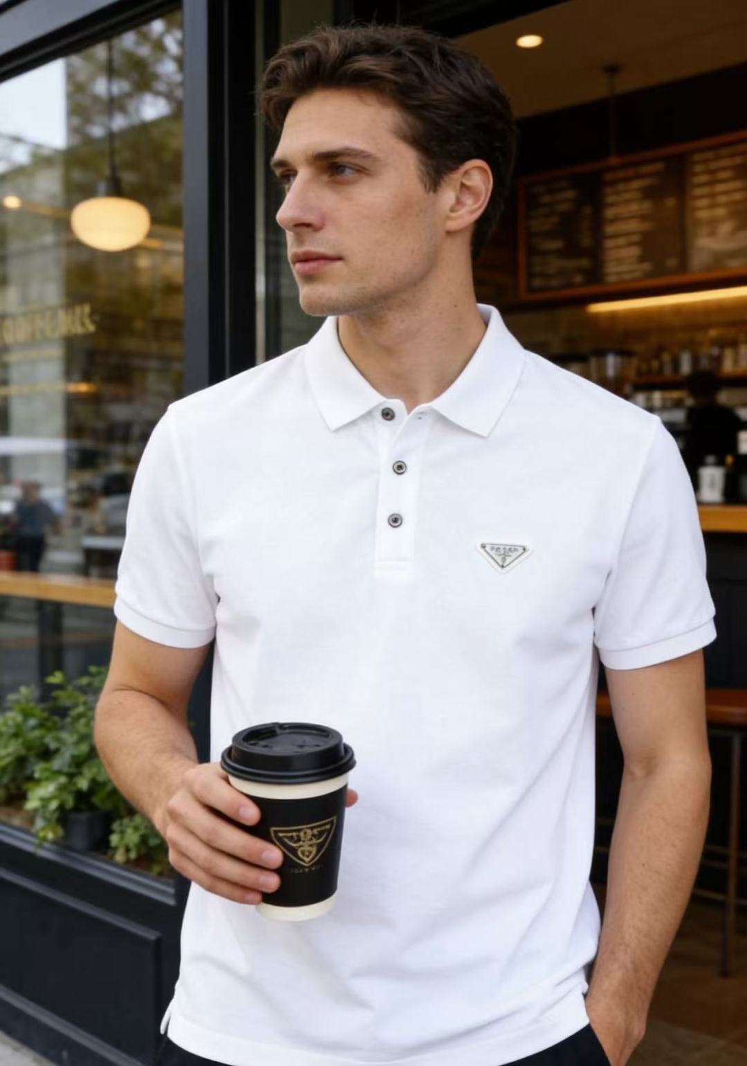NO:903114,Prada. 26 new summer products!  Fashionable men's classic short-sleeved Polo shirt, with neat lapel design and button closure at the placket, which is simple and elegant yet sophisticated. The brand's iconic triangle logo is embellished on the left chest of the body, low-key highlighting the brand's texture. The short-sleeves are neatly cut and have two hems.  It has slit details on the side, and the overall shape is well-fitting, with a casual feel and neatness. It is easy and versatile for daily wear. Whether it is paired with casual pants to create a daily look, or paired with trousers to create a light business style, it can show a simple and high-end temperament, and is suitable for a variety of occasions!  Sizes 48-56, shipped next day!  ,,prada,T-shirt,19860909普拉达. 26夏季新品！时尚男士经典款短袖Polo衫,采用利落的翻领设计,搭配门襟处的纽扣开合,简约大方又不失精致感.衣身左胸处点缀品牌标志性的三角徽标,低调彰显品牌质感.短袖剪裁利落,衣摆两侧带有开叉细节,整体版型合身得体,兼具休闲感与利落度.日常穿搭轻松百搭,无论是搭配休闲裤打造日常造型,还是搭配西裤打造轻商务风格,都能展现出简约高级的气质,适配多种场合！尺码48-56,隔天出货！,,prada,T-shirt,,Men's clothing