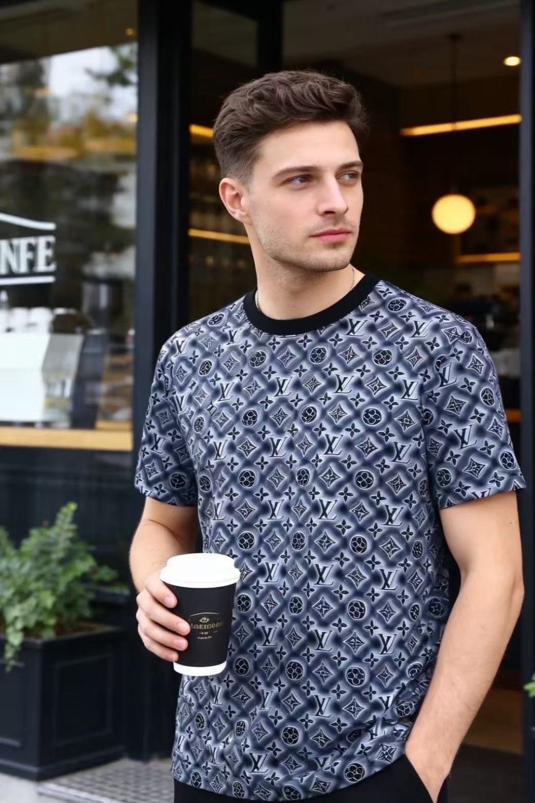 NO:903130,Louis Vuit*/LV. 26 new summer products!  Fashionable men's all-over printed presbyopia short-sleeved T-shirt, with a neat classic round neck cut that fits the neck line and is tolerant of the face shape. The fit is loose and comfortable, allowing the upper body to stretch freely without any sense of restraint. The classic brand logo is all over the floor, blending retro style with modern trends, showing off a low profile.  High level of recognition. The simple and neat silhouette of the clothes weakens body restrictions and adapts to various body shapes. It can be easily controlled in daily commuting, street leisure and other scenes. It is full of aura when worn alone, and it is equally brilliant when worn inside. It can easily achieve the relaxed and high-end texture of big brands, and quietly show off its outstanding dressing taste!  Sizes 48-56, shipped next day!  ,,louis vuitton,louis vuitton,T-shirt,tees,t-shirt,19860909路易威*/LV. 26夏季新品！时尚男士满印老花轻奢短袖T恤,利落经典圆领剪裁,贴合颈部线条,包容不挑脸型.合身偏宽松的舒适版型,上身自在舒展,无拘束感.满幅经典品牌标识满铺排布,复古格调与现代潮流感交融,低调间尽显高阶辨识度.简约利落的衣身廓形,弱化身材限制,适配各种身形.可轻松驾驭日常通勤、街头休闲等多种场景,单穿气场十足,内搭叠穿同样出彩,轻松拿捏松弛高级的大牌质感,不动声色彰显出众穿搭品味！尺码48-56,隔天出货！,,louis vuitton,louis vuitton,T-shirt,tees，t-shirt,,Men's clothing