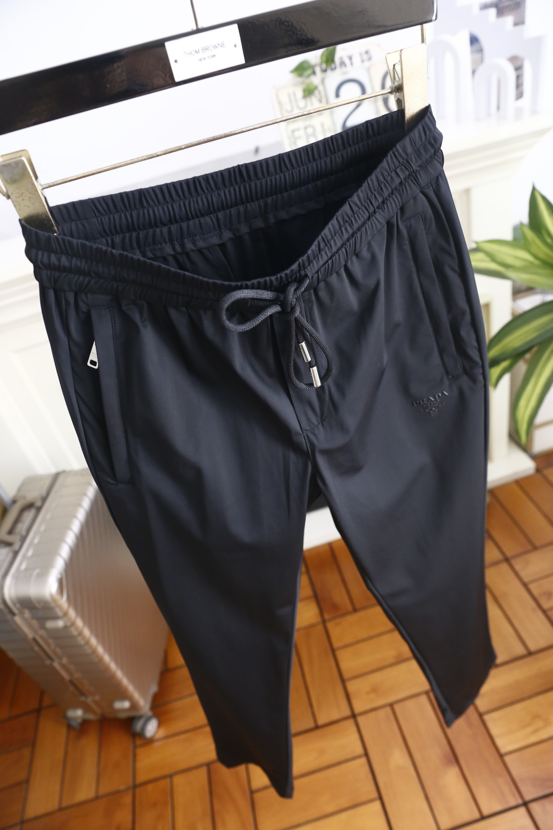 🔥普拉达.26夏季新品！时尚男士薄款休闲长裤👍松紧腰搭配金属抽绳头，可自由调节腰围，两侧拉链口袋提升收纳
