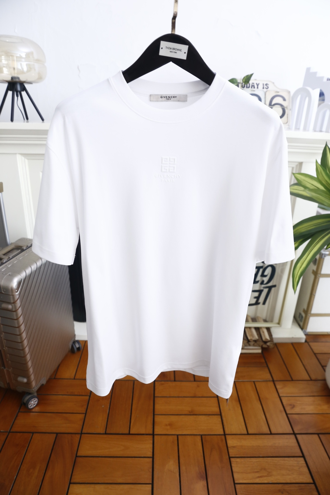 🔥纪梵希.26夏季新品！时尚男士百搭短袖👍经典小圆领剪裁贴合脖颈线条，胸前立体压印品牌标识低调精致，利落