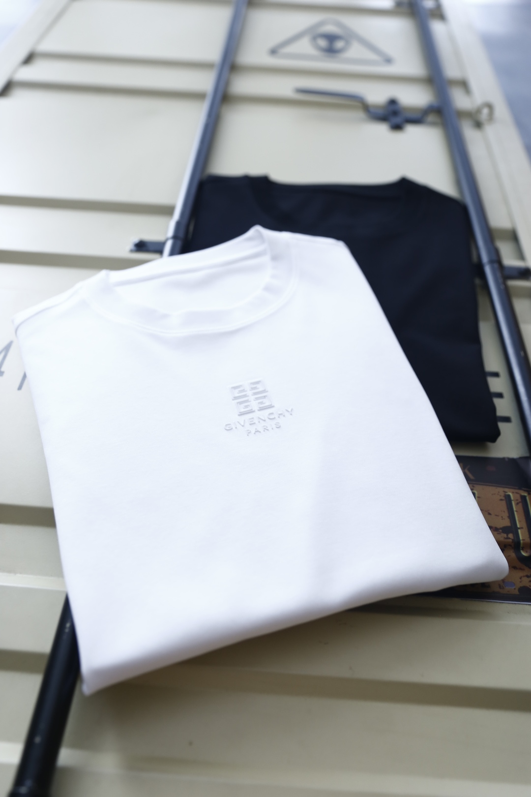 🔥纪梵希.26夏季新品！时尚男士百搭短袖👍经典小圆领剪裁贴合脖颈线条，胸前立体压印品牌标识低调精致，利落