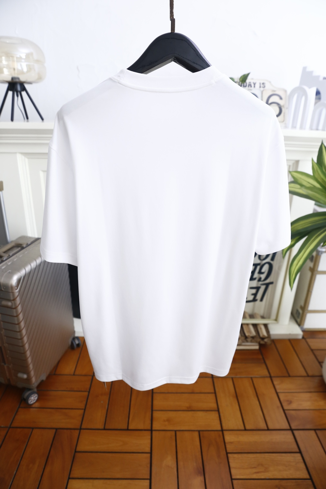 🔥纪梵希.26夏季新品！时尚男士百搭短袖👍经典小圆领剪裁贴合脖颈线条，胸前立体压印品牌标识低调精致，利落