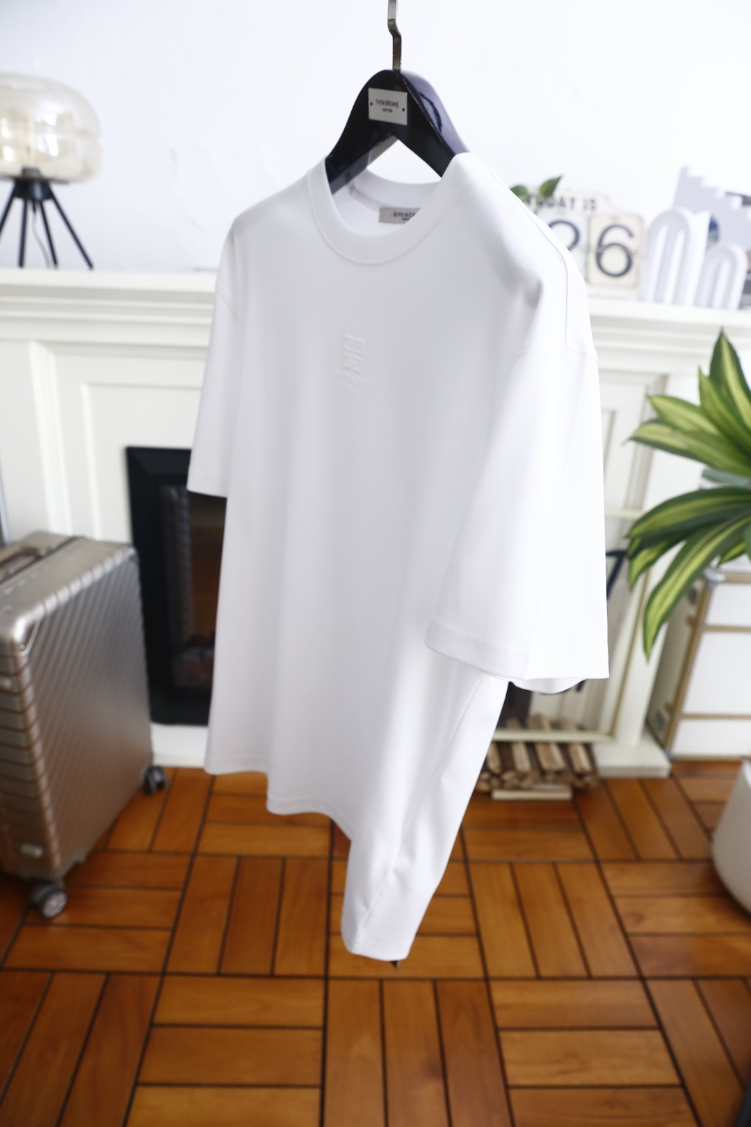 🔥纪梵希.26夏季新品！时尚男士百搭短袖👍经典小圆领剪裁贴合脖颈线条，胸前立体压印品牌标识低调精致，利落