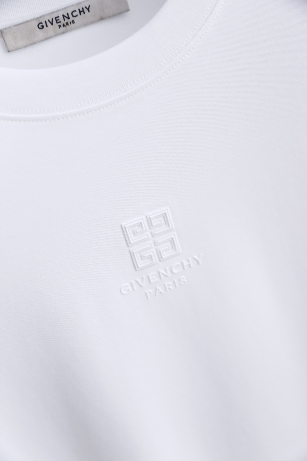 🔥纪梵希.26夏季新品！时尚男士百搭短袖👍经典小圆领剪裁贴合脖颈线条，胸前立体压印品牌标识低调精致，利落