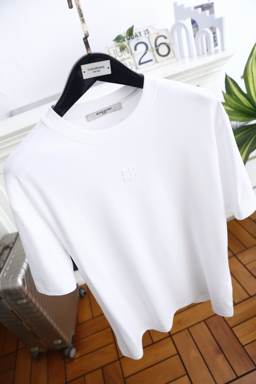 🔥纪梵希.26夏季新品！时尚男士百搭短袖👍经典小圆领剪裁贴合脖颈线条，胸前立体压印品牌标识低调精致，利落
