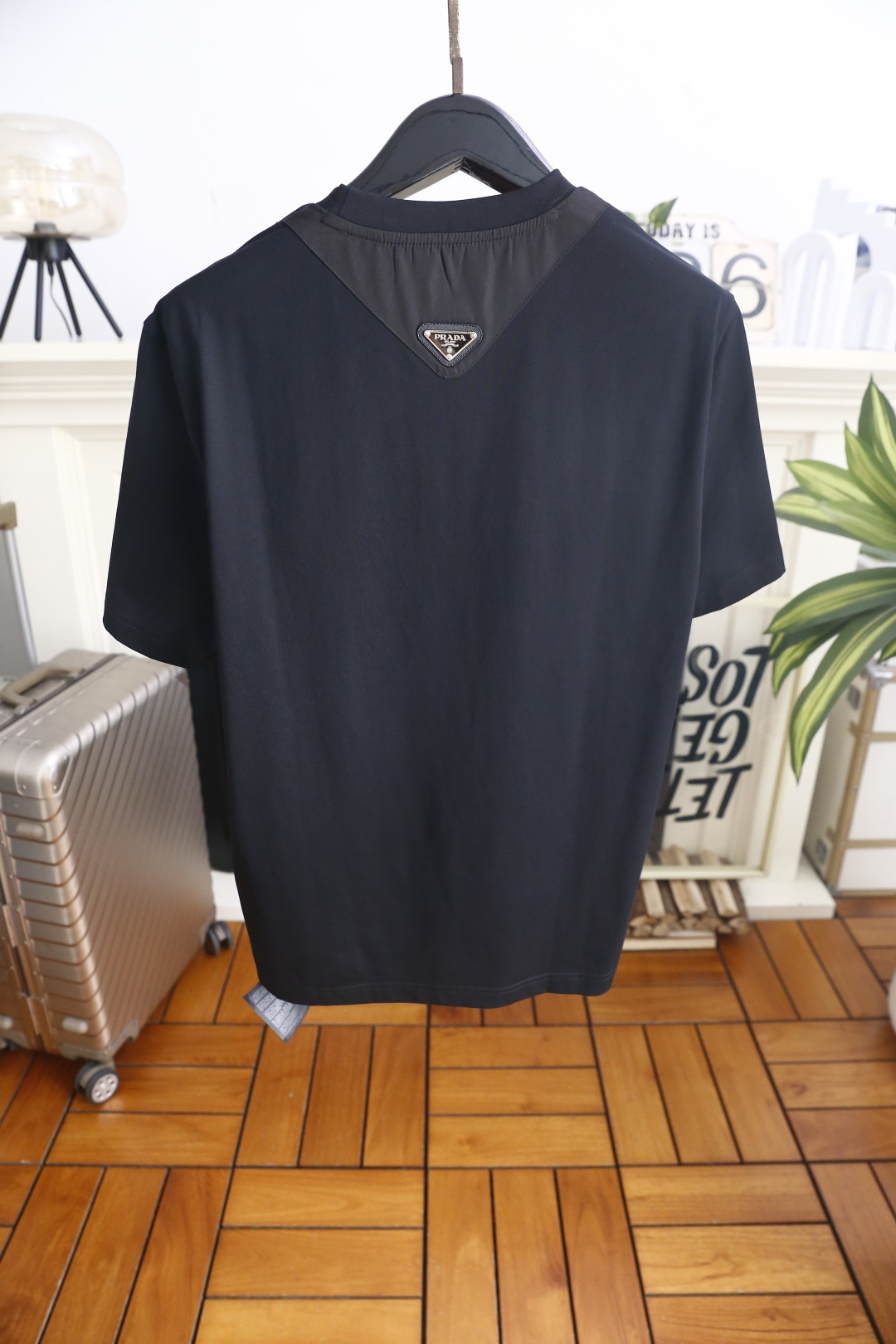 🔥普拉达.26夏季新品！时尚男士百搭短袖👍标准圆领内置撞色织带细节，胸口椭圆形压花徽标简约精致，肩部拼接